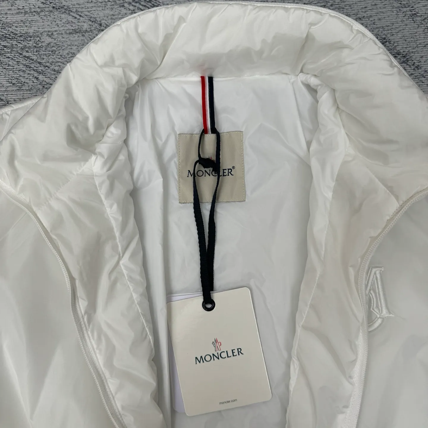 P640 Moncler 25SS new cotton jacket SIZE 1/2/3/4 This Ouge jacket combines streamlined beauty and practical function, and is made of nylon fabric. This functional fabric has a silky feel. It offers protection when you need it while offering a sleek silhouette with a removable pull-out hood. It is embellished with the same color monogram details, the sleeves are decorated with Meng family armbands, zipper closure, zipper pockets, and the elasticity of the hem is adjustable. It is both warm and handsome. It is a must-have item for autumn. It is suitable for both men and women. Highly recommended! Color: black white