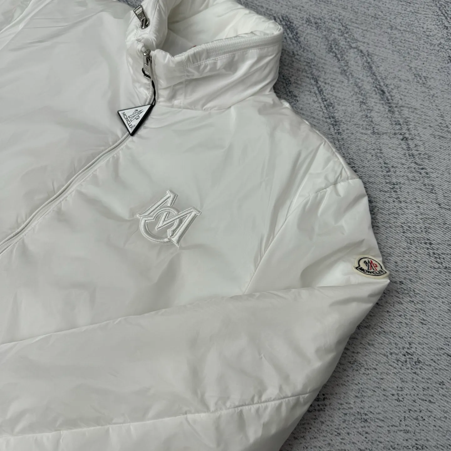 P640 Moncler 25SS new cotton jacket SIZE 1/2/3/4 This Ouge jacket combines streamlined beauty and practical function, and is made of nylon fabric. This functional fabric has a silky feel. It offers protection when you need it while offering a sleek silhouette with a removable pull-out hood. It is embellished with the same color monogram details, the sleeves are decorated with Meng family armbands, zipper closure, zipper pockets, and the elasticity of the hem is adjustable. It is both warm and handsome. It is a must-have item for autumn. It is suitable for both men and women. Highly recommended! Color: black white