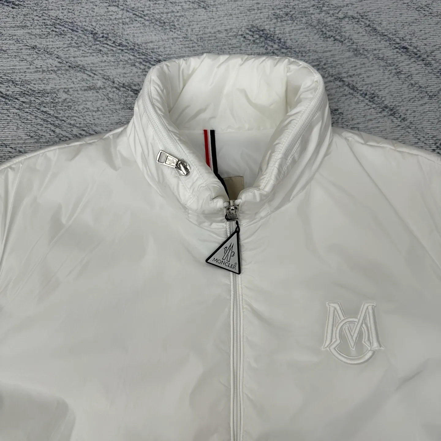 P640 Moncler 25SS new cotton jacket SIZE 1/2/3/4 This Ouge jacket combines streamlined beauty and practical function, and is made of nylon fabric. This functional fabric has a silky feel. It offers protection when you need it while offering a sleek silhouette with a removable pull-out hood. It is embellished with the same color monogram details, the sleeves are decorated with Meng family armbands, zipper closure, zipper pockets, and the elasticity of the hem is adjustable. It is both warm and handsome. It is a must-have item for autumn. It is suitable for both men and women. Highly recommended! Color: black white