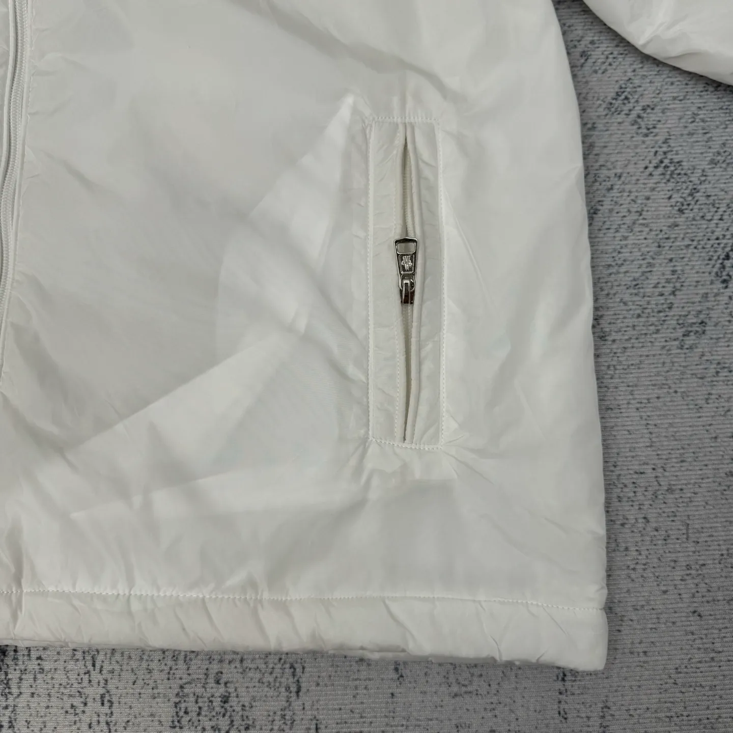 P640 Moncler 25SS new cotton jacket SIZE 1/2/3/4 This Ouge jacket combines streamlined beauty and practical function, and is made of nylon fabric. This functional fabric has a silky feel. It offers protection when you need it while offering a sleek silhouette with a removable pull-out hood. It is embellished with the same color monogram details, the sleeves are decorated with Meng family armbands, zipper closure, zipper pockets, and the elasticity of the hem is adjustable. It is both warm and handsome. It is a must-have item for autumn. It is suitable for both men and women. Highly recommended! Color: black white