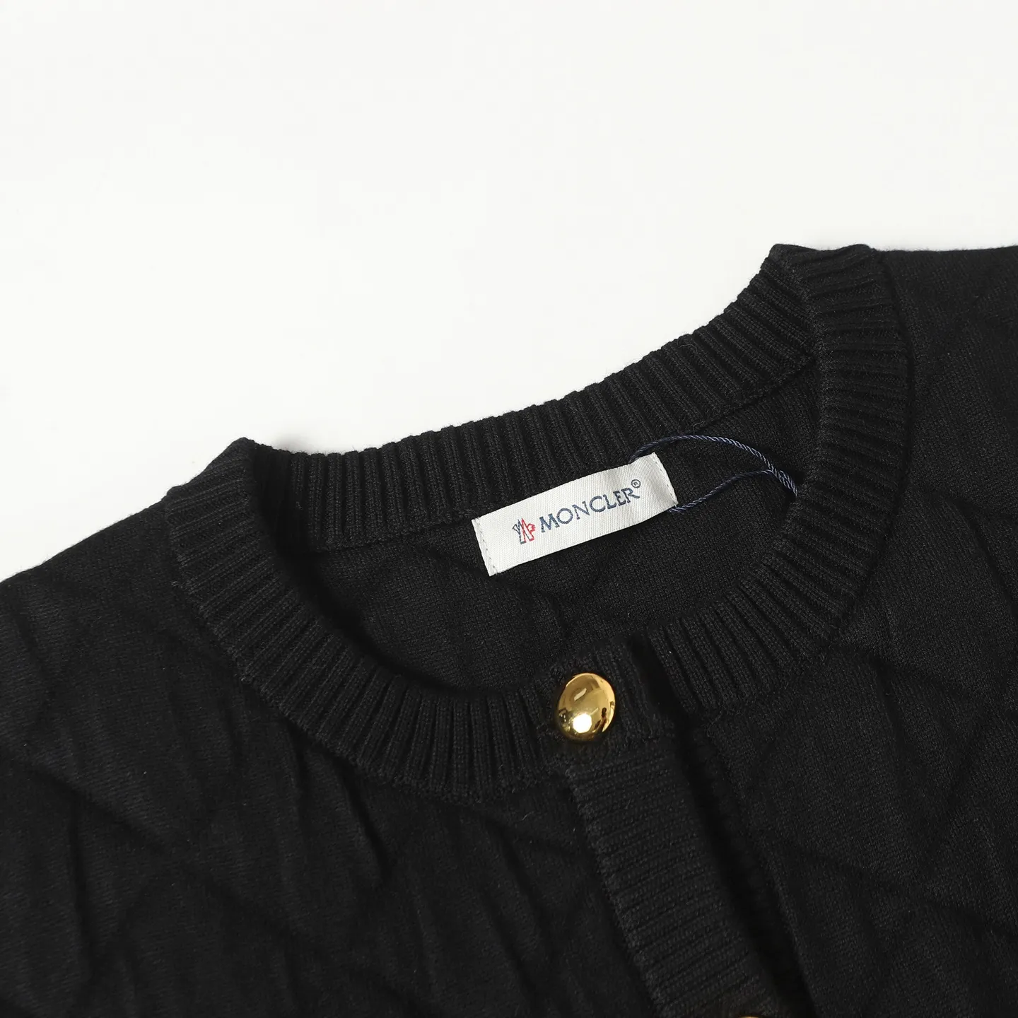 P440 Women's model] Moncler/Moncler's new knitted patchwork round-neck sweater with high-density LOGO embroidery on the chest and original customized tag accessories. Made of pure cotton yarn, pure cotton is skin-friendly, comfortable and of high quality. Follow the blogger to learn how to style! It is a series that is super hard to buy after it became popular. It is hard to find one piece. It is simple and practical to wear, with a lazy and loose feel. The thickened fabric has a more texture, soft and delicate feel, and a loose fit. Whether it is worn alone or layered, you can wear different styles of fashion with just one piece!  Size: S M L