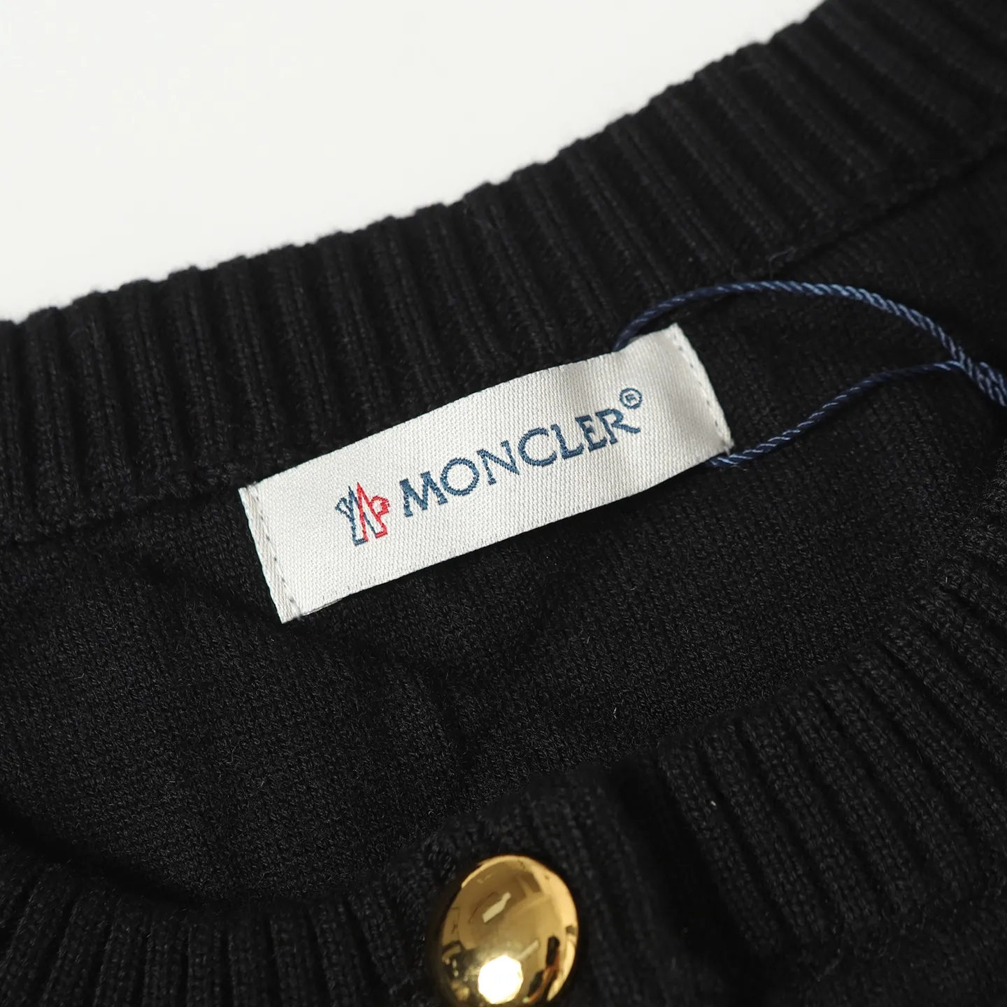 P440 Women's model] Moncler/Moncler's new knitted patchwork round-neck sweater with high-density LOGO embroidery on the chest and original customized tag accessories. Made of pure cotton yarn, pure cotton is skin-friendly, comfortable and of high quality. Follow the blogger to learn how to style! It is a series that is super hard to buy after it became popular. It is hard to find one piece. It is simple and practical to wear, with a lazy and loose feel. The thickened fabric has a more texture, soft and delicate feel, and a loose fit. Whether it is worn alone or layered, you can wear different styles of fashion with just one piece!  Size: S M L