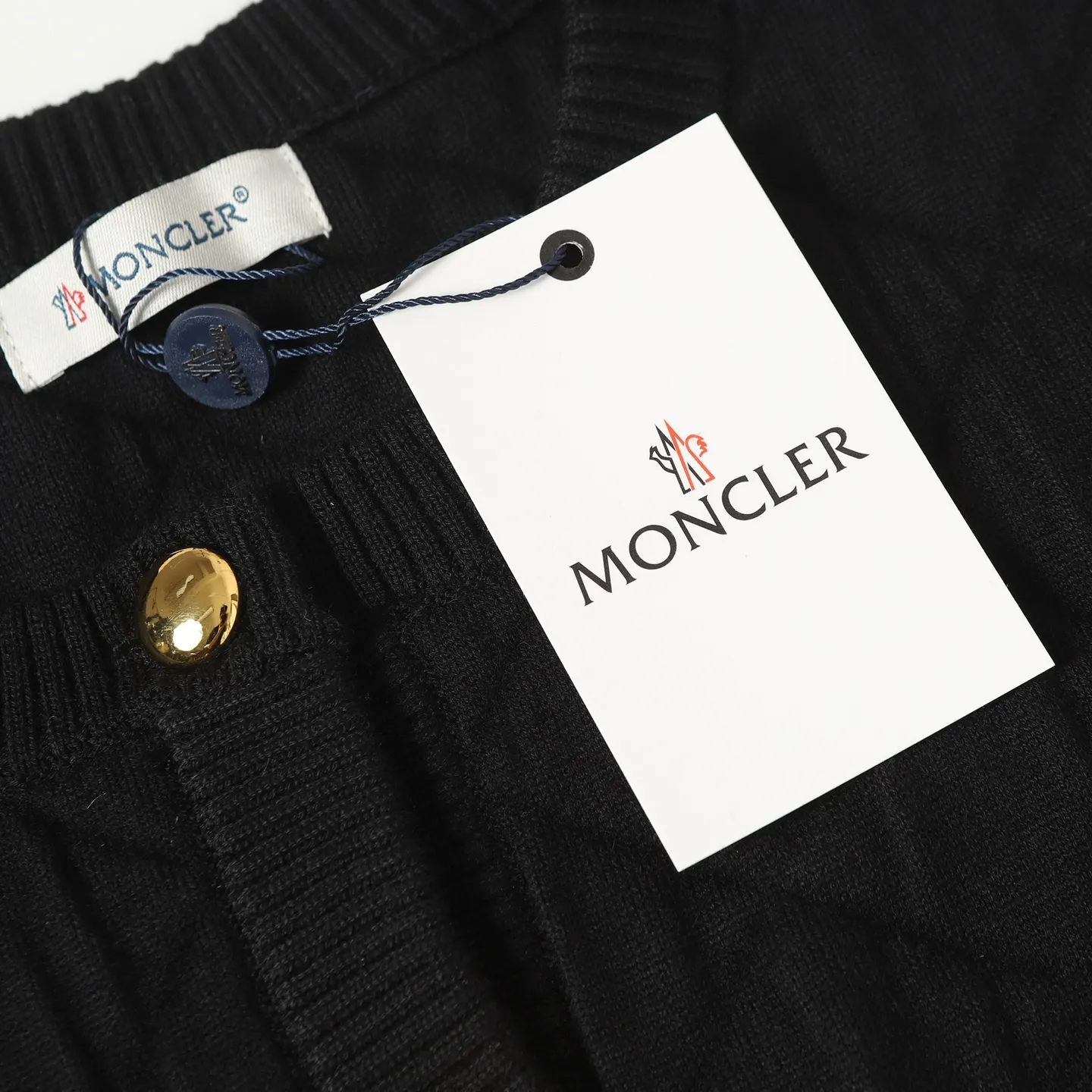 P440 Women's model] Moncler/Moncler's new knitted patchwork round-neck sweater with high-density LOGO embroidery on the chest and original customized tag accessories. Made of pure cotton yarn, pure cotton is skin-friendly, comfortable and of high quality. Follow the blogger to learn how to style! It is a series that is super hard to buy after it became popular. It is hard to find one piece. It is simple and practical to wear, with a lazy and loose feel. The thickened fabric has a more texture, soft and delicate feel, and a loose fit. Whether it is worn alone or layered, you can wear different styles of fashion with just one piece!  Size: S M L