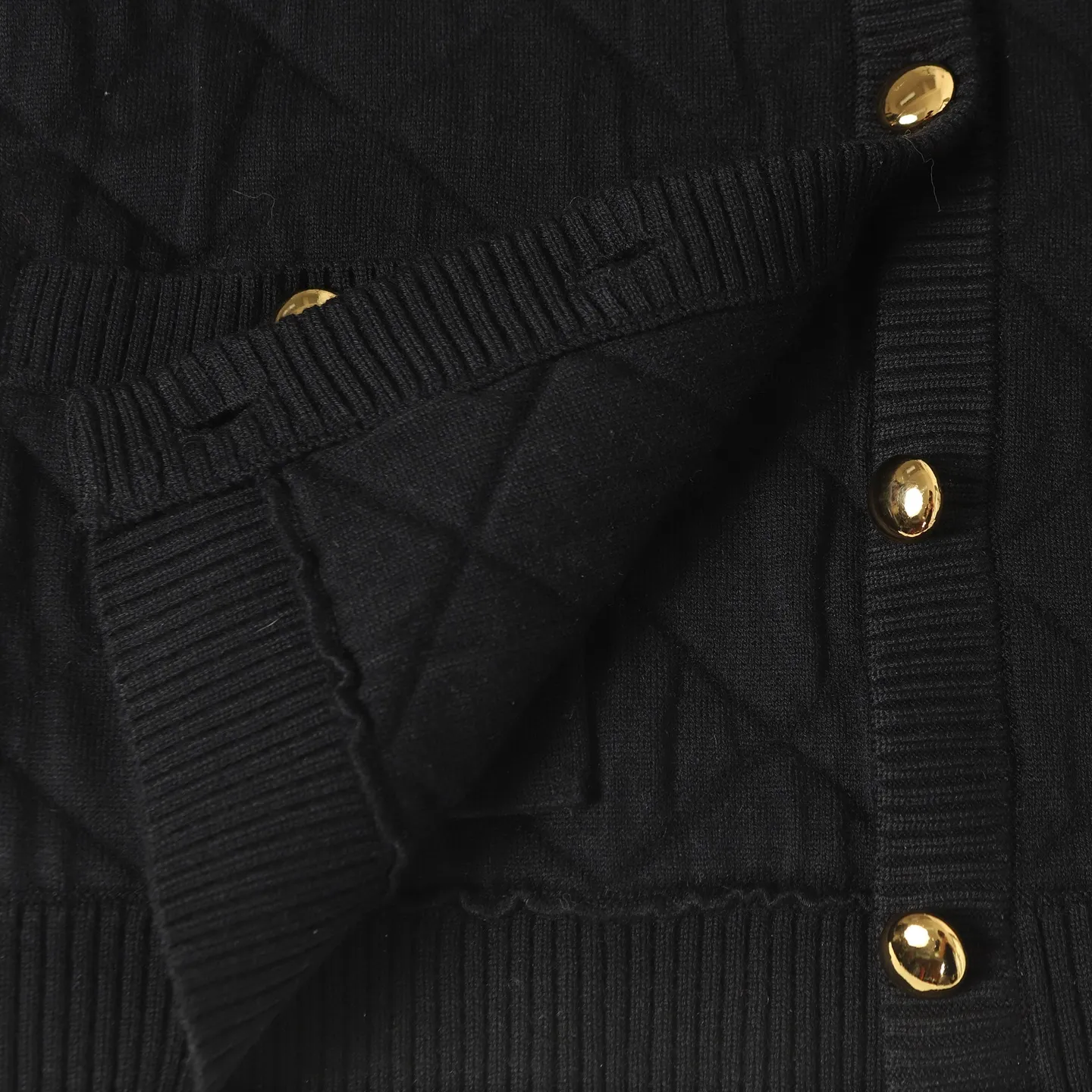 P440 Women's model] Moncler/Moncler's new knitted patchwork round-neck sweater with high-density LOGO embroidery on the chest and original customized tag accessories. Made of pure cotton yarn, pure cotton is skin-friendly, comfortable and of high quality. Follow the blogger to learn how to style! It is a series that is super hard to buy after it became popular. It is hard to find one piece. It is simple and practical to wear, with a lazy and loose feel. The thickened fabric has a more texture, soft and delicate feel, and a loose fit. Whether it is worn alone or layered, you can wear different styles of fashion with just one piece!  Size: S M L