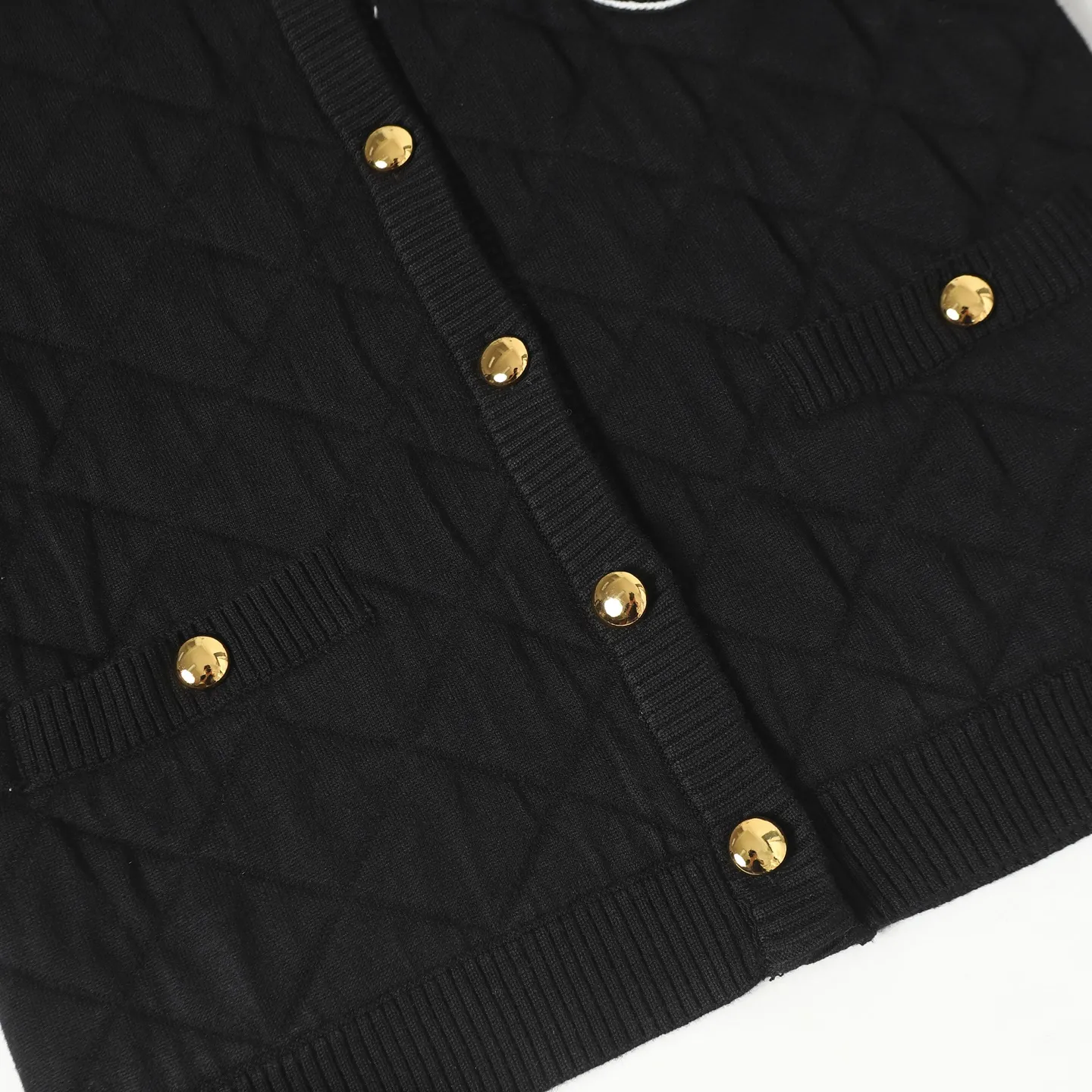P440 Women's model] Moncler/Moncler's new knitted patchwork round-neck sweater with high-density LOGO embroidery on the chest and original customized tag accessories. Made of pure cotton yarn, pure cotton is skin-friendly, comfortable and of high quality. Follow the blogger to learn how to style! It is a series that is super hard to buy after it became popular. It is hard to find one piece. It is simple and practical to wear, with a lazy and loose feel. The thickened fabric has a more texture, soft and delicate feel, and a loose fit. Whether it is worn alone or layered, you can wear different styles of fashion with just one piece!  Size: S M L