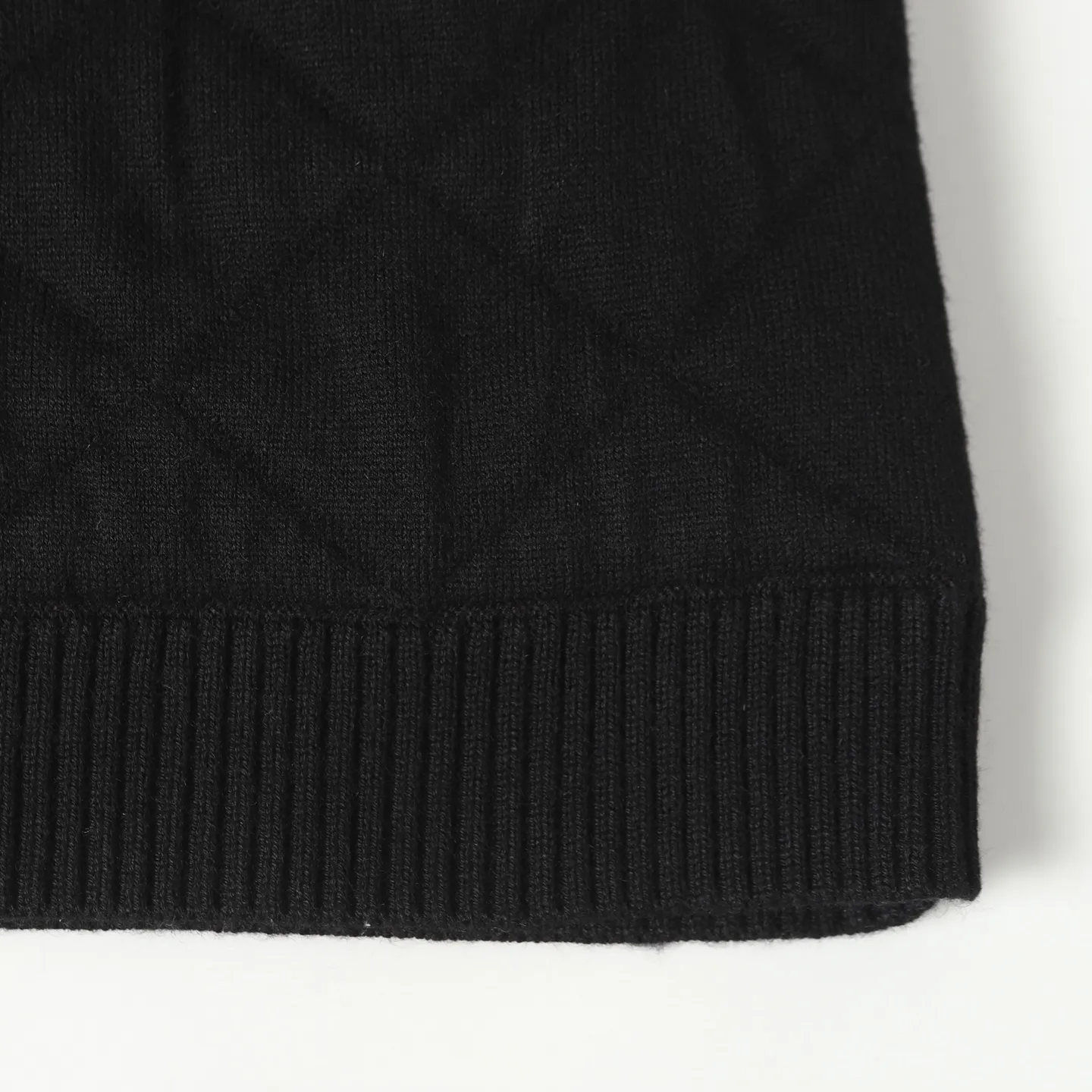 P440 Women's model] Moncler/Moncler's new knitted patchwork round-neck sweater with high-density LOGO embroidery on the chest and original customized tag accessories. Made of pure cotton yarn, pure cotton is skin-friendly, comfortable and of high quality. Follow the blogger to learn how to style! It is a series that is super hard to buy after it became popular. It is hard to find one piece. It is simple and practical to wear, with a lazy and loose feel. The thickened fabric has a more texture, soft and delicate feel, and a loose fit. Whether it is worn alone or layered, you can wear different styles of fashion with just one piece!  Size: S M L