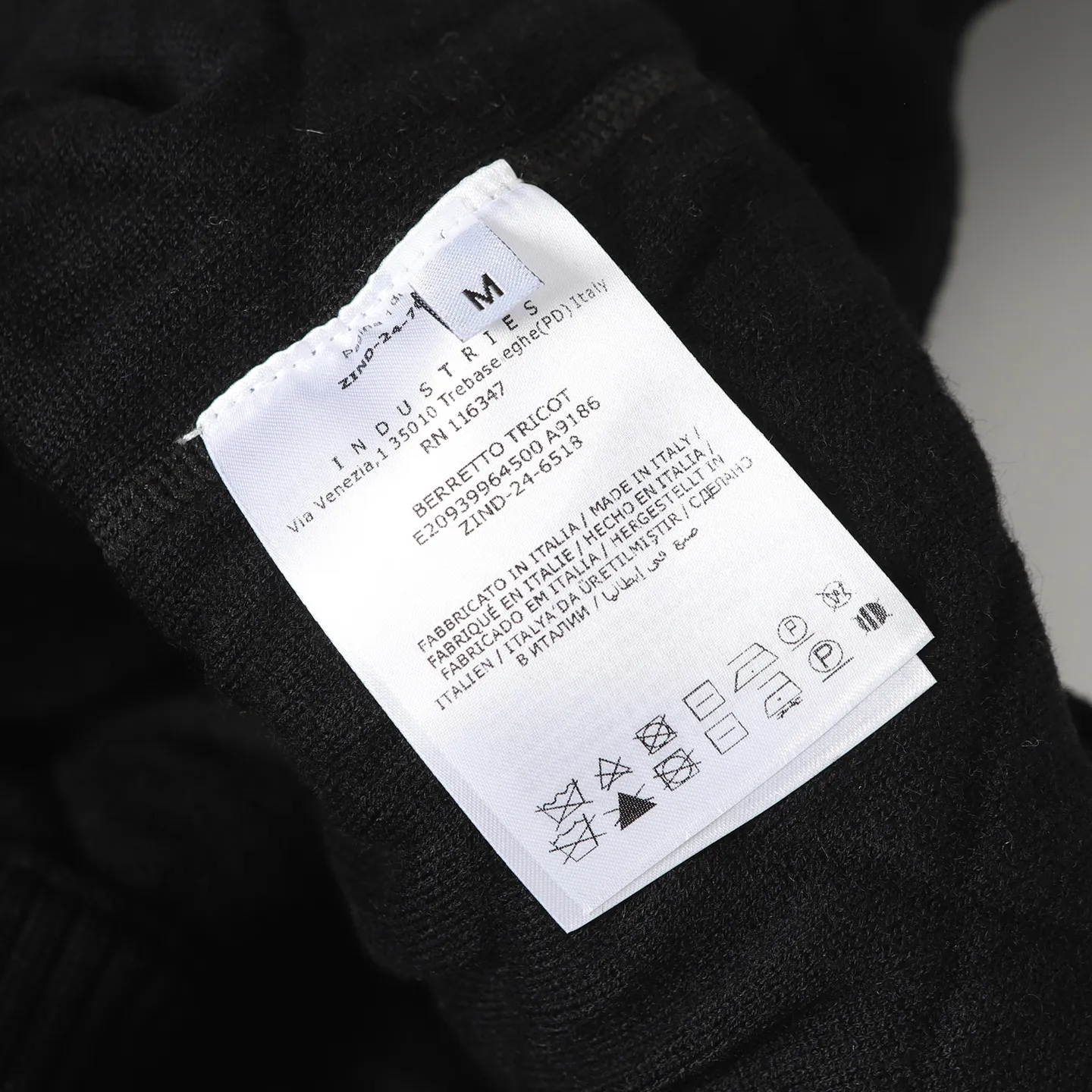 P440 Women's model] Moncler/Moncler's new knitted patchwork round-neck sweater with high-density LOGO embroidery on the chest and original customized tag accessories. Made of pure cotton yarn, pure cotton is skin-friendly, comfortable and of high quality. Follow the blogger to learn how to style! It is a series that is super hard to buy after it became popular. It is hard to find one piece. It is simple and practical to wear, with a lazy and loose feel. The thickened fabric has a more texture, soft and delicate feel, and a loose fit. Whether it is worn alone or layered, you can wear different styles of fashion with just one piece!  Size: S M L