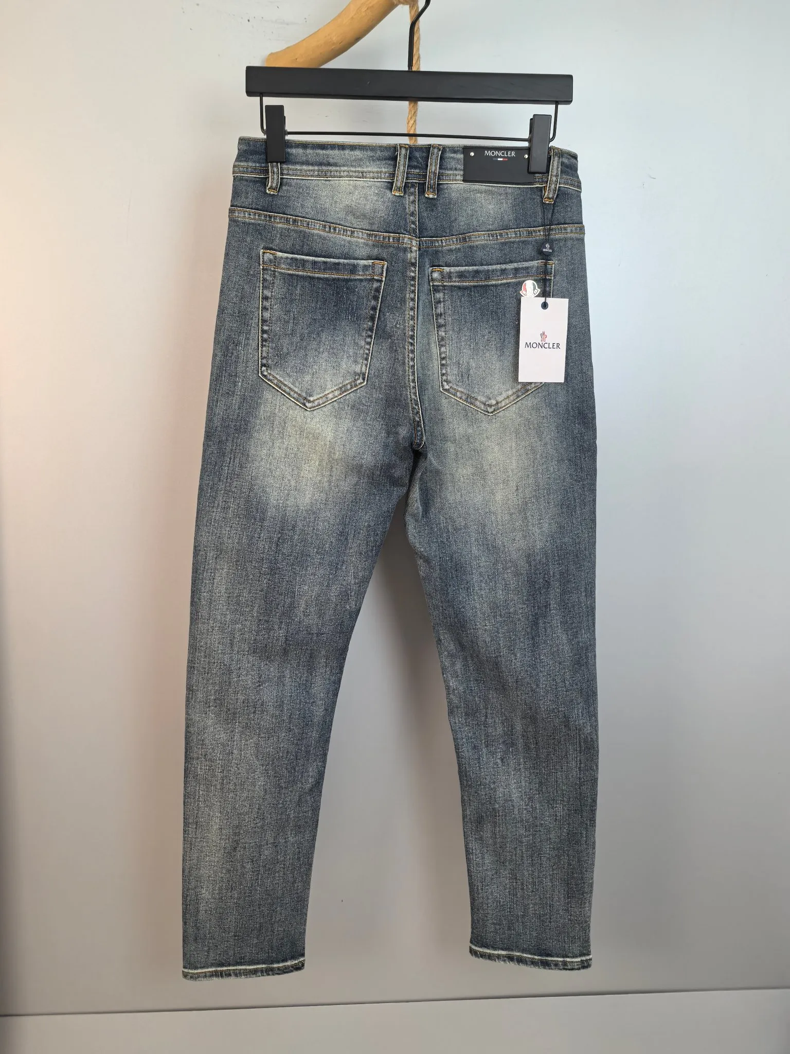 P440 MONCLER Men's fashionable and trendy large hem jeans, perfect for official album and poster wear!  High-grade imported denim raw-color fabrics are supplied to customers. We specially select pure 13oz denim fabrics from Okayama, Japan. They are washed with heavy-duty environmentally friendly plant enzymes. The texture has a light retro color and is quite beautiful, which is very suitable for the autumn and winter colors. After washing, the fabric is soft and delicate, but has a strong sense of bones and a slight stretch, which provides an excellent comfortable experience. There is no damage from any technical elements throughout the body, retaining the purest tannin color! The details throughout the body are perfect, exquisite and elegant. The latest leather label on the waist highlights the brand's characteristics. The hardware accessories, leather label and wiring all reflect the craftsmanship! The silhouette is perfectly tailored and has excellent butt lift and slimming effect. It can be easily matched with any top in the wardrobe. It has wide compatibility and is suitable for various daily wear. The upper body is full of shape. It is a must-have trousers for those who are obsessed with quality control and 1V! Size: 29-38 No 35 37