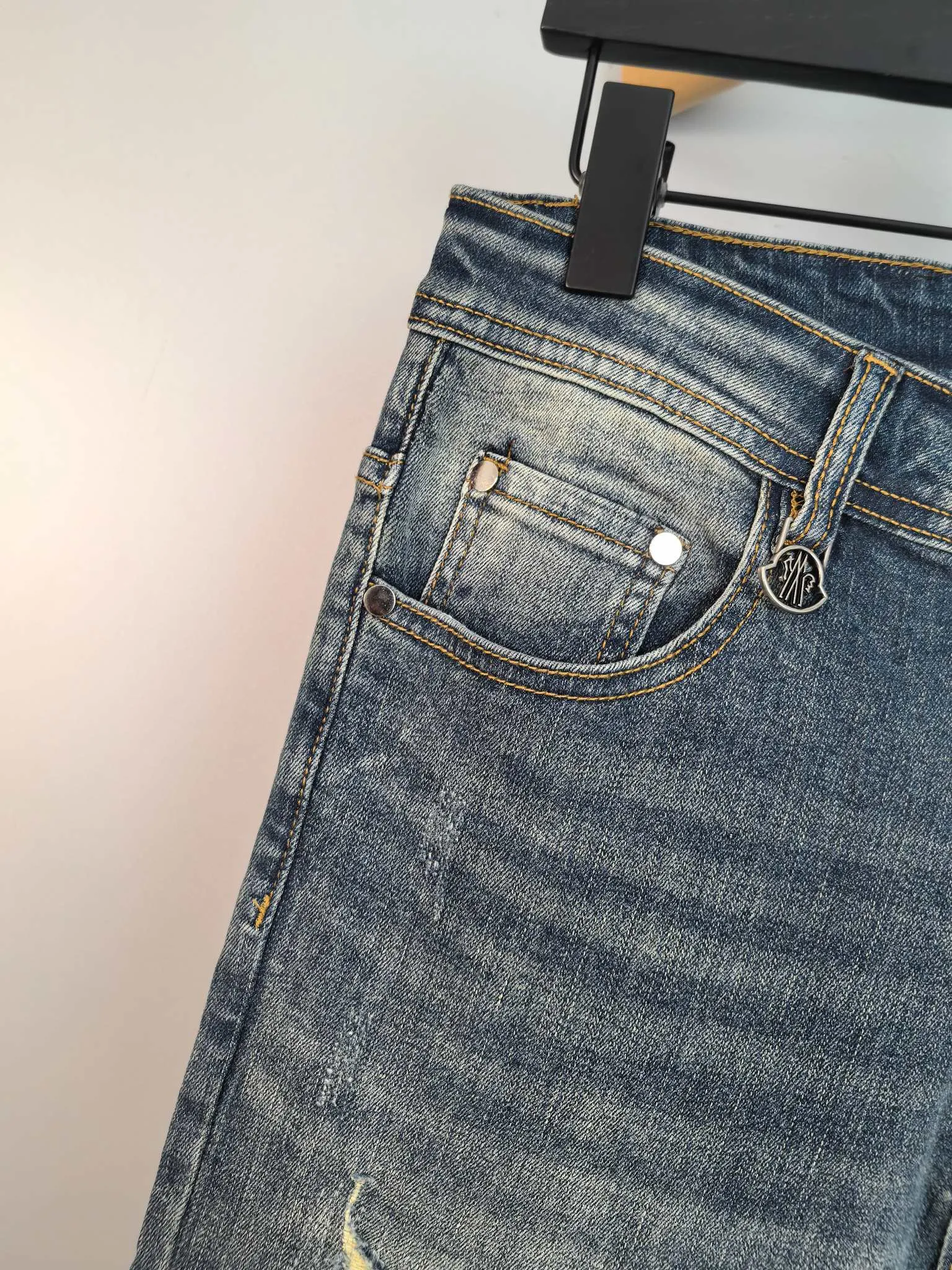P440 MONCLER Men's fashionable and trendy large hem jeans, perfect for official album and poster wear!  High-grade imported denim raw-color fabrics are supplied to customers. We specially select pure 13oz denim fabrics from Okayama, Japan. They are washed with heavy-duty environmentally friendly plant enzymes. The texture has a light retro color and is quite beautiful, which is very suitable for the autumn and winter colors. After washing, the fabric is soft and delicate, but has a strong sense of bones and a slight stretch, which provides an excellent comfortable experience. There is no damage from any technical elements throughout the body, retaining the purest tannin color! The details throughout the body are perfect, exquisite and elegant. The latest leather label on the waist highlights the brand's characteristics. The hardware accessories, leather label and wiring all reflect the craftsmanship! The silhouette is perfectly tailored and has excellent butt lift and slimming effect. It can be easily matched with any top in the wardrobe. It has wide compatibility and is suitable for various daily wear. The upper body is full of shape. It is a must-have trousers for those who are obsessed with quality control and 1V! Size: 29-38 No 35 37