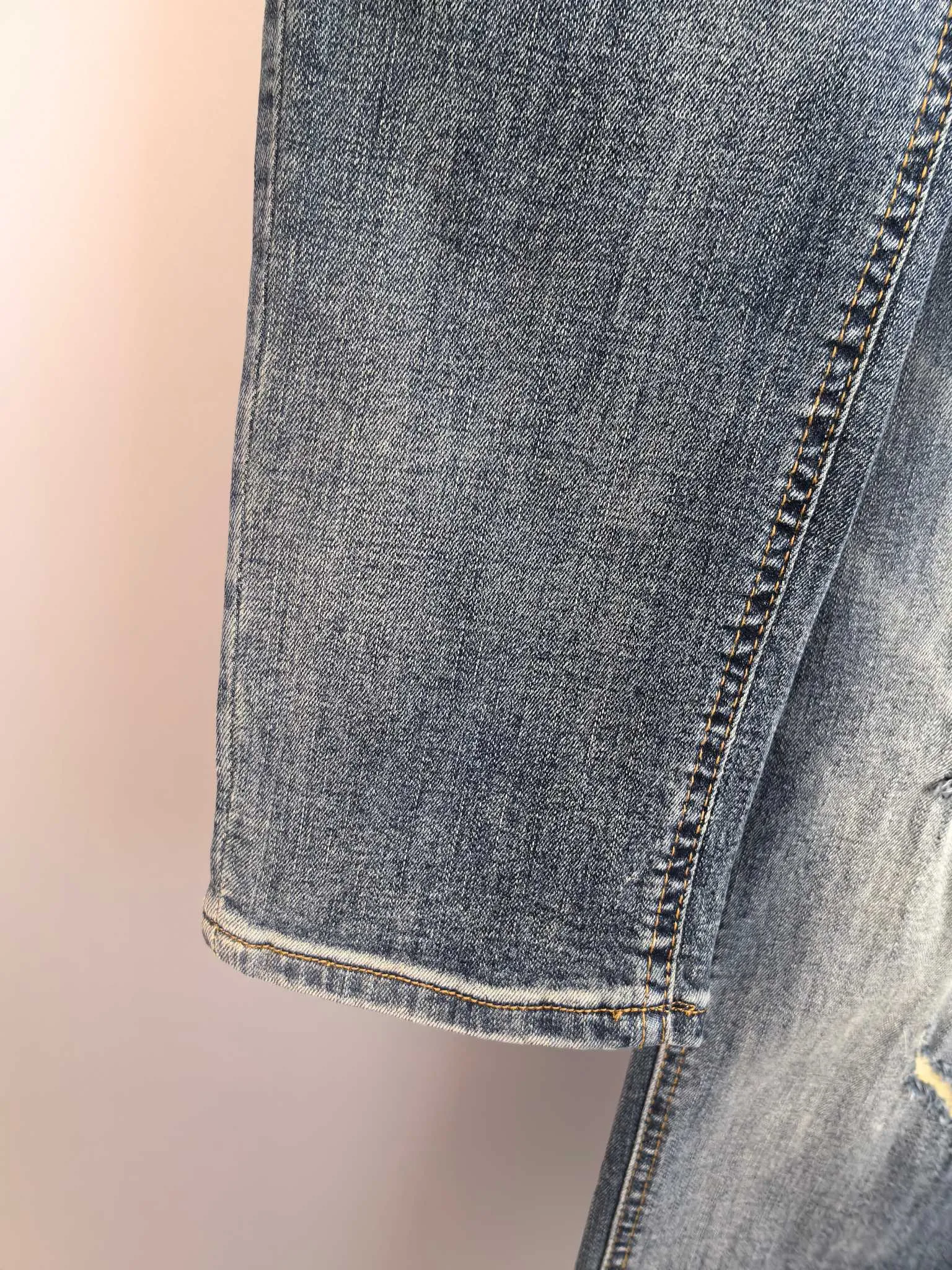 P440 MONCLER Men's fashionable and trendy large hem jeans, perfect for official album and poster wear!  High-grade imported denim raw-color fabrics are supplied to customers. We specially select pure 13oz denim fabrics from Okayama, Japan. They are washed with heavy-duty environmentally friendly plant enzymes. The texture has a light retro color and is quite beautiful, which is very suitable for the autumn and winter colors. After washing, the fabric is soft and delicate, but has a strong sense of bones and a slight stretch, which provides an excellent comfortable experience. There is no damage from any technical elements throughout the body, retaining the purest tannin color! The details throughout the body are perfect, exquisite and elegant. The latest leather label on the waist highlights the brand's characteristics. The hardware accessories, leather label and wiring all reflect the craftsmanship! The silhouette is perfectly tailored and has excellent butt lift and slimming effect. It can be easily matched with any top in the wardrobe. It has wide compatibility and is suitable for various daily wear. The upper body is full of shape. It is a must-have trousers for those who are obsessed with quality control and 1V! Size: 29-38 No 35 37