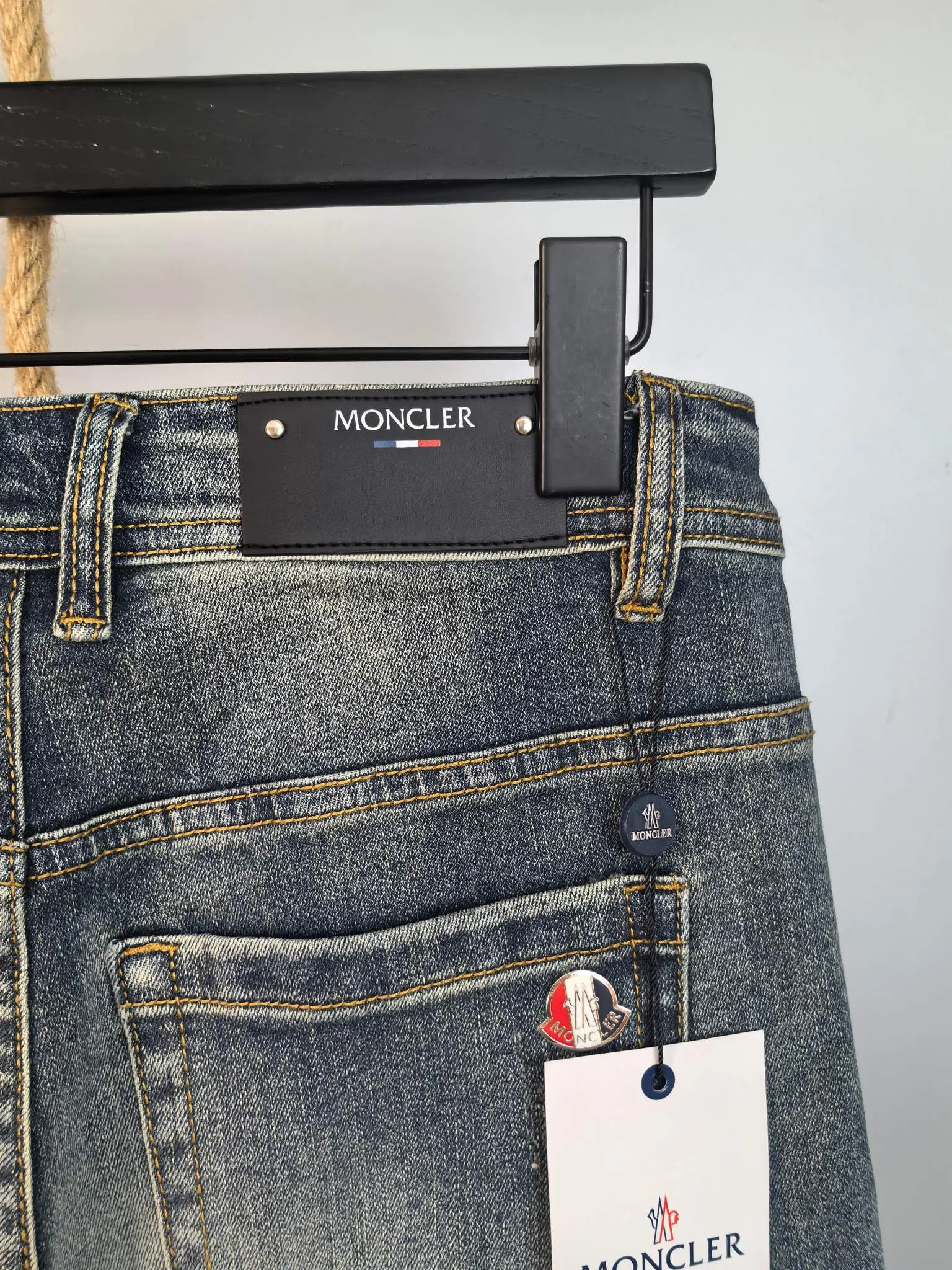 P440 MONCLER Men's fashionable and trendy large hem jeans, perfect for official album and poster wear!  High-grade imported denim raw-color fabrics are supplied to customers. We specially select pure 13oz denim fabrics from Okayama, Japan. They are washed with heavy-duty environmentally friendly plant enzymes. The texture has a light retro color and is quite beautiful, which is very suitable for the autumn and winter colors. After washing, the fabric is soft and delicate, but has a strong sense of bones and a slight stretch, which provides an excellent comfortable experience. There is no damage from any technical elements throughout the body, retaining the purest tannin color! The details throughout the body are perfect, exquisite and elegant. The latest leather label on the waist highlights the brand's characteristics. The hardware accessories, leather label and wiring all reflect the craftsmanship! The silhouette is perfectly tailored and has excellent butt lift and slimming effect. It can be easily matched with any top in the wardrobe. It has wide compatibility and is suitable for various daily wear. The upper body is full of shape. It is a must-have trousers for those who are obsessed with quality control and 1V! Size: 29-38 No 35 37