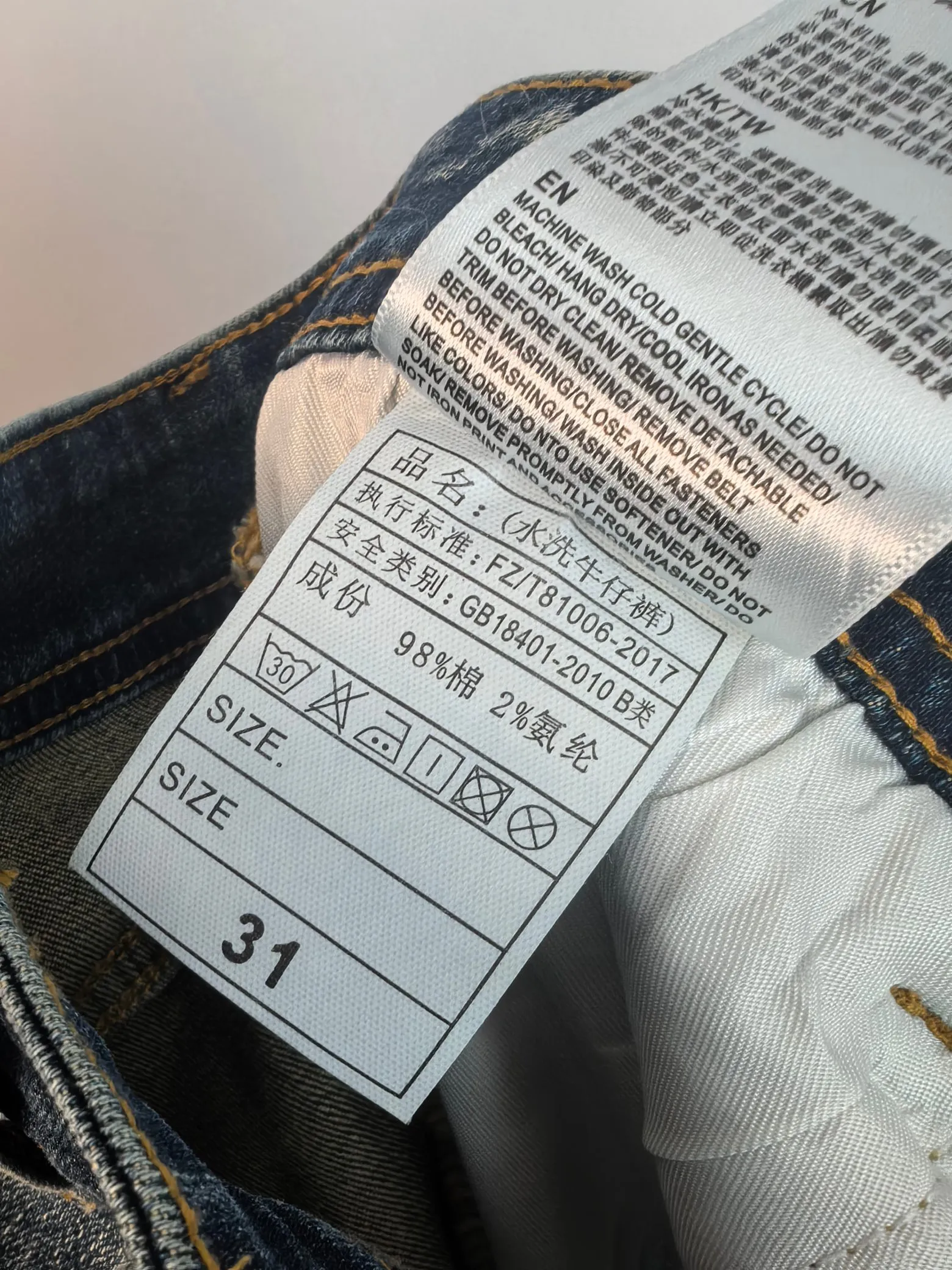 P440 MONCLER Men's fashionable and trendy large hem jeans, perfect for official album and poster wear!  High-grade imported denim raw-color fabrics are supplied to customers. We specially select pure 13oz denim fabrics from Okayama, Japan. They are washed with heavy-duty environmentally friendly plant enzymes. The texture has a light retro color and is quite beautiful, which is very suitable for the autumn and winter colors. After washing, the fabric is soft and delicate, but has a strong sense of bones and a slight stretch, which provides an excellent comfortable experience. There is no damage from any technical elements throughout the body, retaining the purest tannin color! The details throughout the body are perfect, exquisite and elegant. The latest leather label on the waist highlights the brand's characteristics. The hardware accessories, leather label and wiring all reflect the craftsmanship! The silhouette is perfectly tailored and has excellent butt lift and slimming effect. It can be easily matched with any top in the wardrobe. It has wide compatibility and is suitable for various daily wear. The upper body is full of shape. It is a must-have trousers for those who are obsessed with quality control and 1V! Size: 29-38 No 35 37