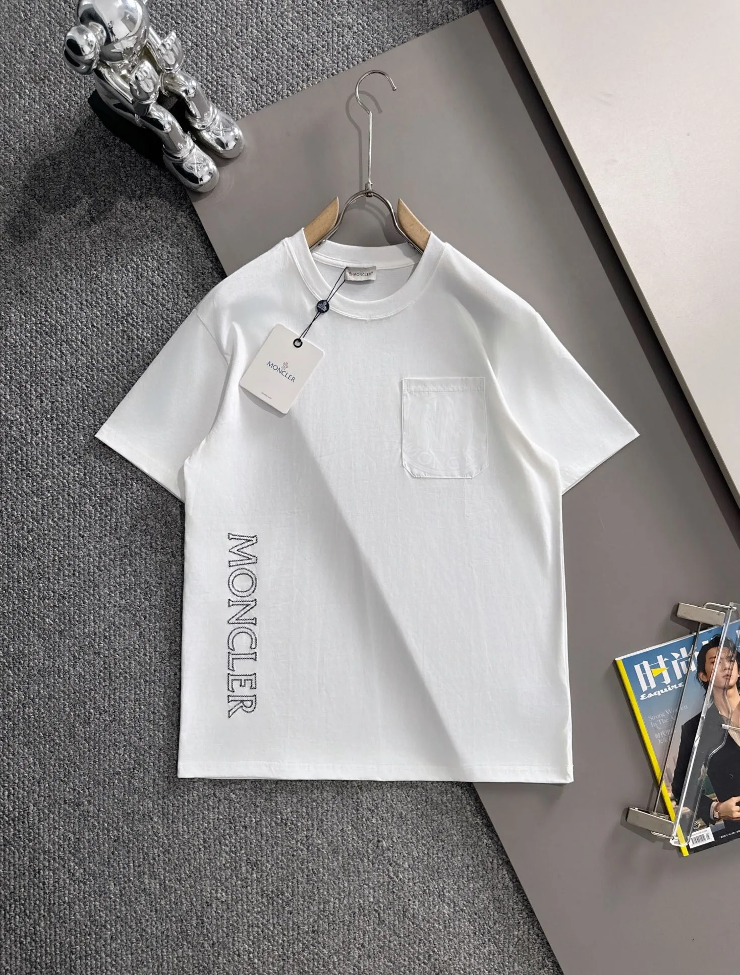 P160 Moncler 2025 new model Woven pocket splicing Hollow embroidered letter logo Uniform short-sleeved T-shirt for men and women ·Customized 260g 100% double yarn pure cotton fabric ·Dyeing 32 counts double-strand thread ·Collar label, hangtag, main mark and three labels complete Color: White Size: XS S M L