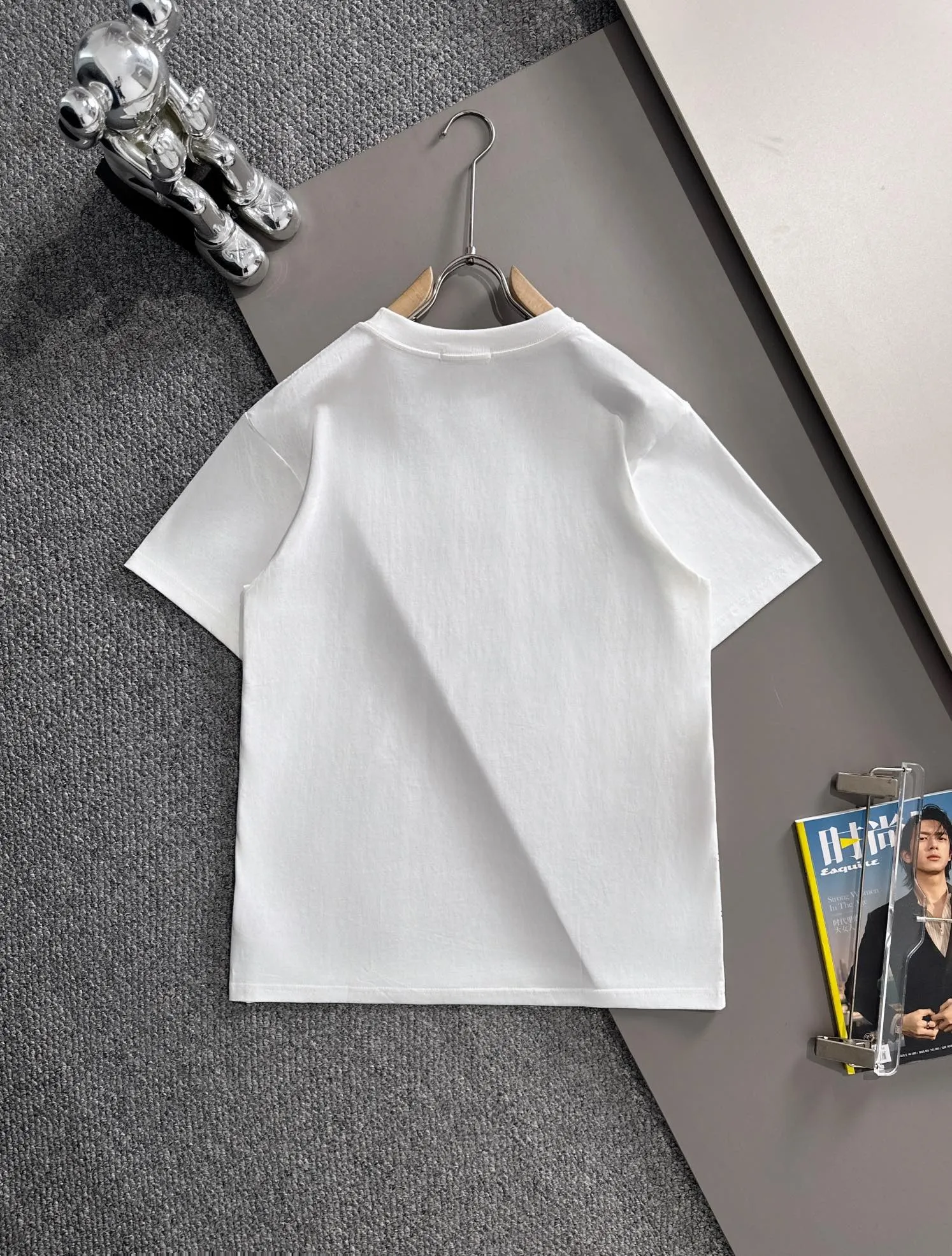 P160 Moncler 2025 new model Woven pocket splicing Hollow embroidered letter logo Uniform short-sleeved T-shirt for men and women ·Customized 260g 100% double yarn pure cotton fabric ·Dyeing 32 counts double-strand thread ·Collar label, hangtag, main mark and three labels complete Color: White Size: XS S M L