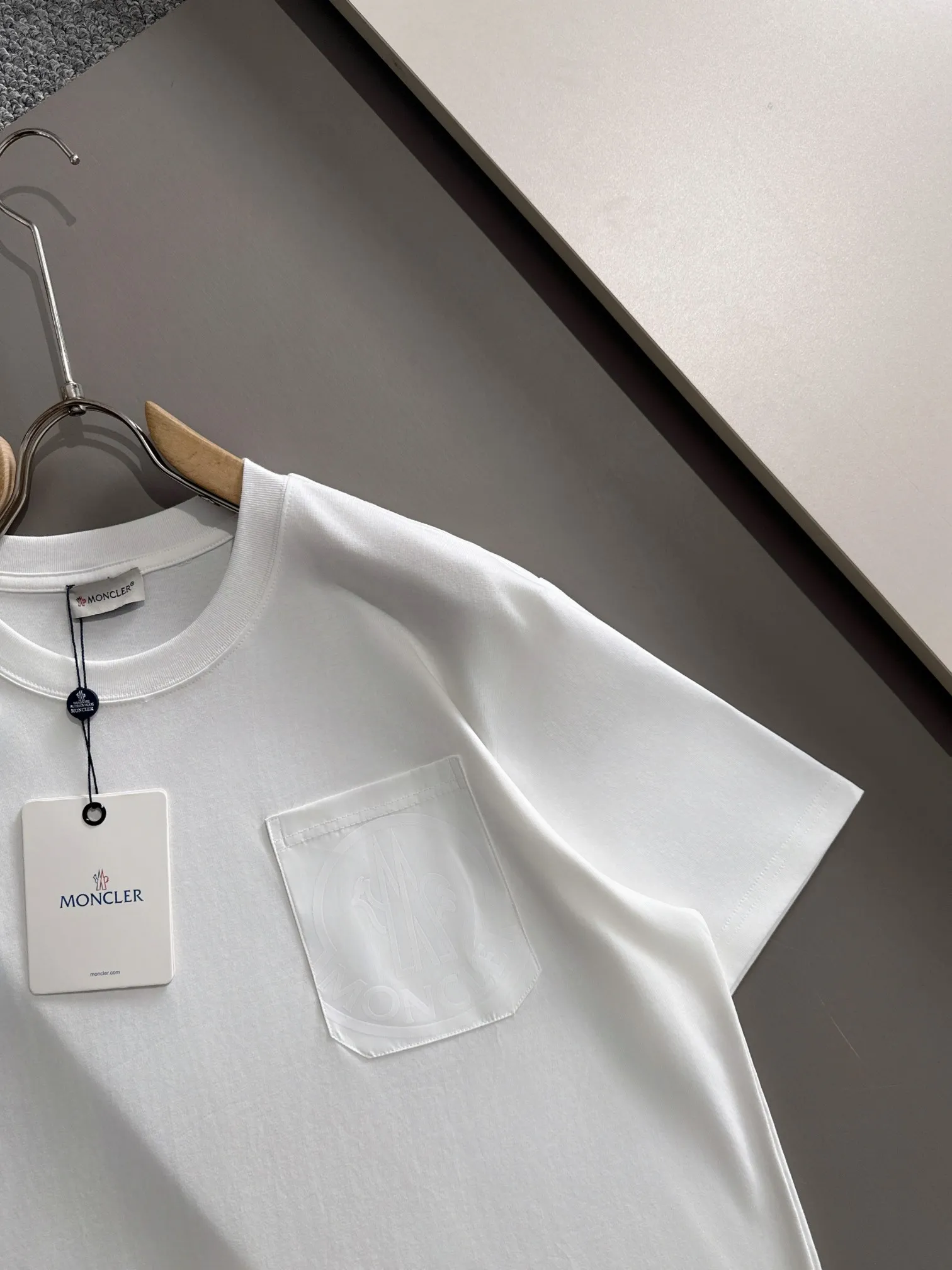 P160 Moncler 2025 new model Woven pocket splicing Hollow embroidered letter logo Uniform short-sleeved T-shirt for men and women ·Customized 260g 100% double yarn pure cotton fabric ·Dyeing 32 counts double-strand thread ·Collar label, hangtag, main mark and three labels complete Color: White Size: XS S M L