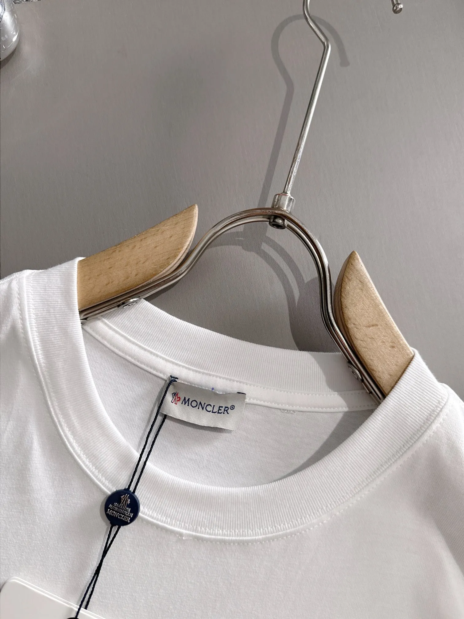 P160 Moncler 2025 new model Woven pocket splicing Hollow embroidered letter logo Uniform short-sleeved T-shirt for men and women ·Customized 260g 100% double yarn pure cotton fabric ·Dyeing 32 counts double-strand thread ·Collar label, hangtag, main mark and three labels complete Color: White Size: XS S M L