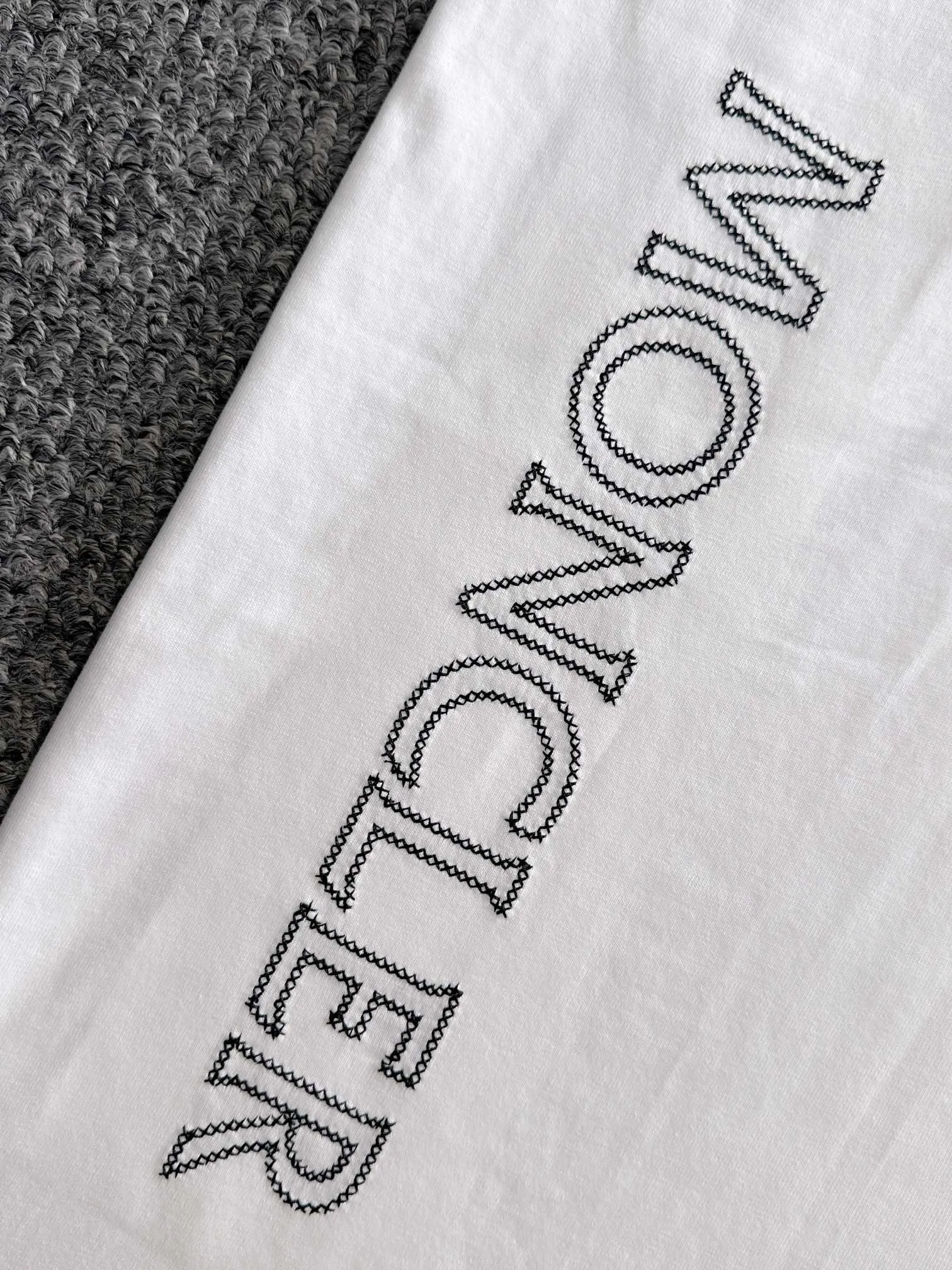 P160 Moncler 2025 new model Woven pocket splicing Hollow embroidered letter logo Uniform short-sleeved T-shirt for men and women ·Customized 260g 100% double yarn pure cotton fabric ·Dyeing 32 counts double-strand thread ·Collar label, hangtag, main mark and three labels complete Color: White Size: XS S M L
