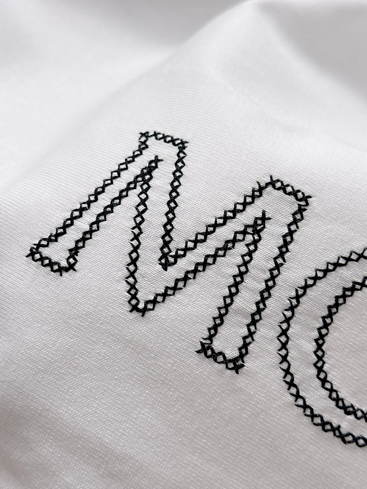 P160 Moncler 2025 new model Woven pocket splicing Hollow embroidered letter logo Uniform short-sleeved T-shirt for men and women ·Customized 260g 100% double yarn pure cotton fabric ·Dyeing 32 counts double-strand thread ·Collar label, hangtag, main mark and three labels complete Color: White Size: XS S M L