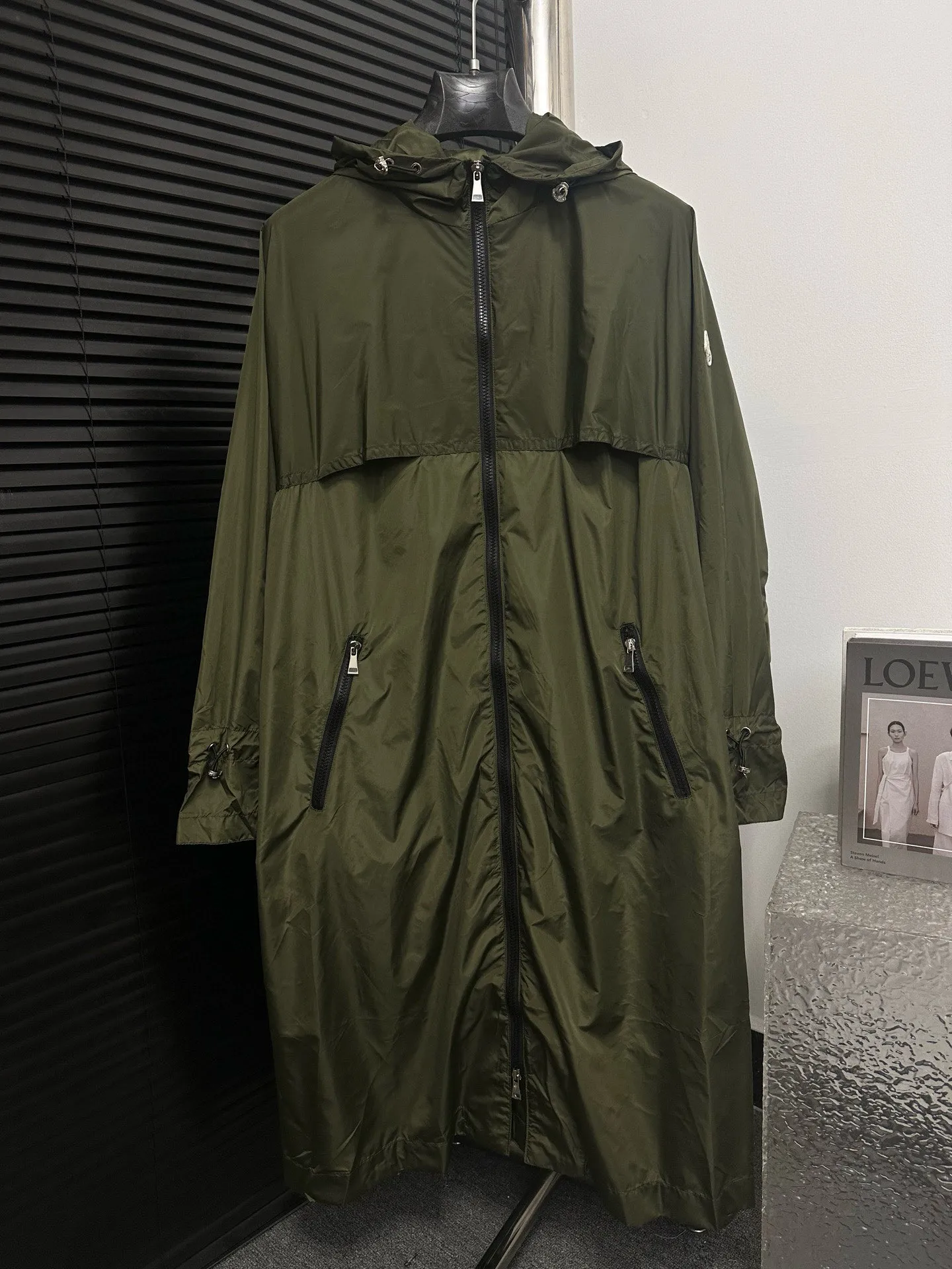 P520 [Moncler] New Moncler Women's Long Hooded Windbreaker Jacket A long windbreaker worthy of you! For those who like casual and established dressing styles, classic models are always the best choice. They do not have too many exaggerated designs and are attractive with a completely practical and simple style. Consumers who want a clean and simple casual style should not miss it!!! Who wears whose windbreaker looks better? Color: dark green Size: 0-1-2