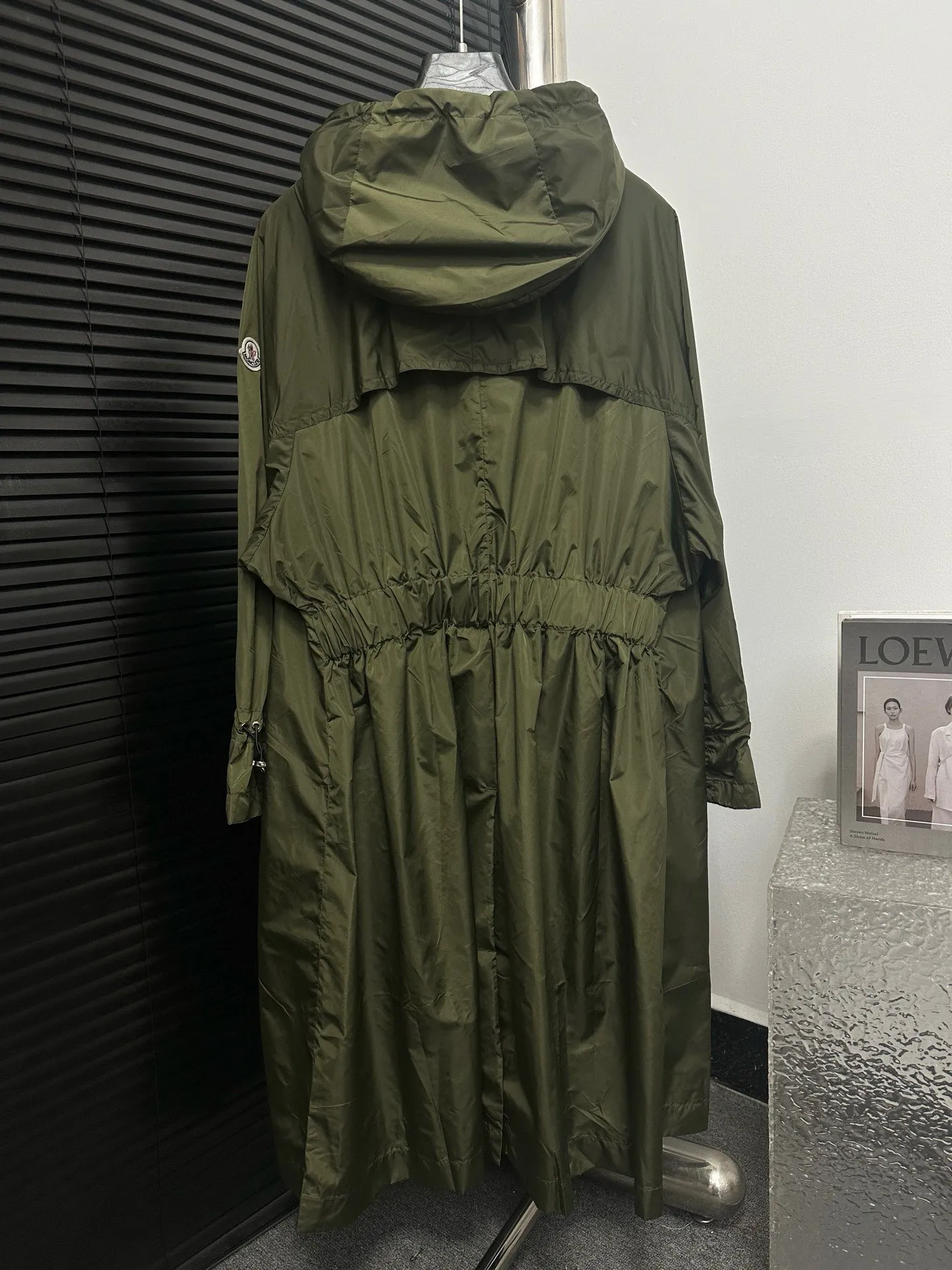 P520 [Moncler] New Moncler Women's Long Hooded Windbreaker Jacket A long windbreaker worthy of you! For those who like casual and established dressing styles, classic models are always the best choice. They do not have too many exaggerated designs and are attractive with a completely practical and simple style. Consumers who want a clean and simple casual style should not miss it!!! Who wears whose windbreaker looks better? Color: dark green Size: 0-1-2