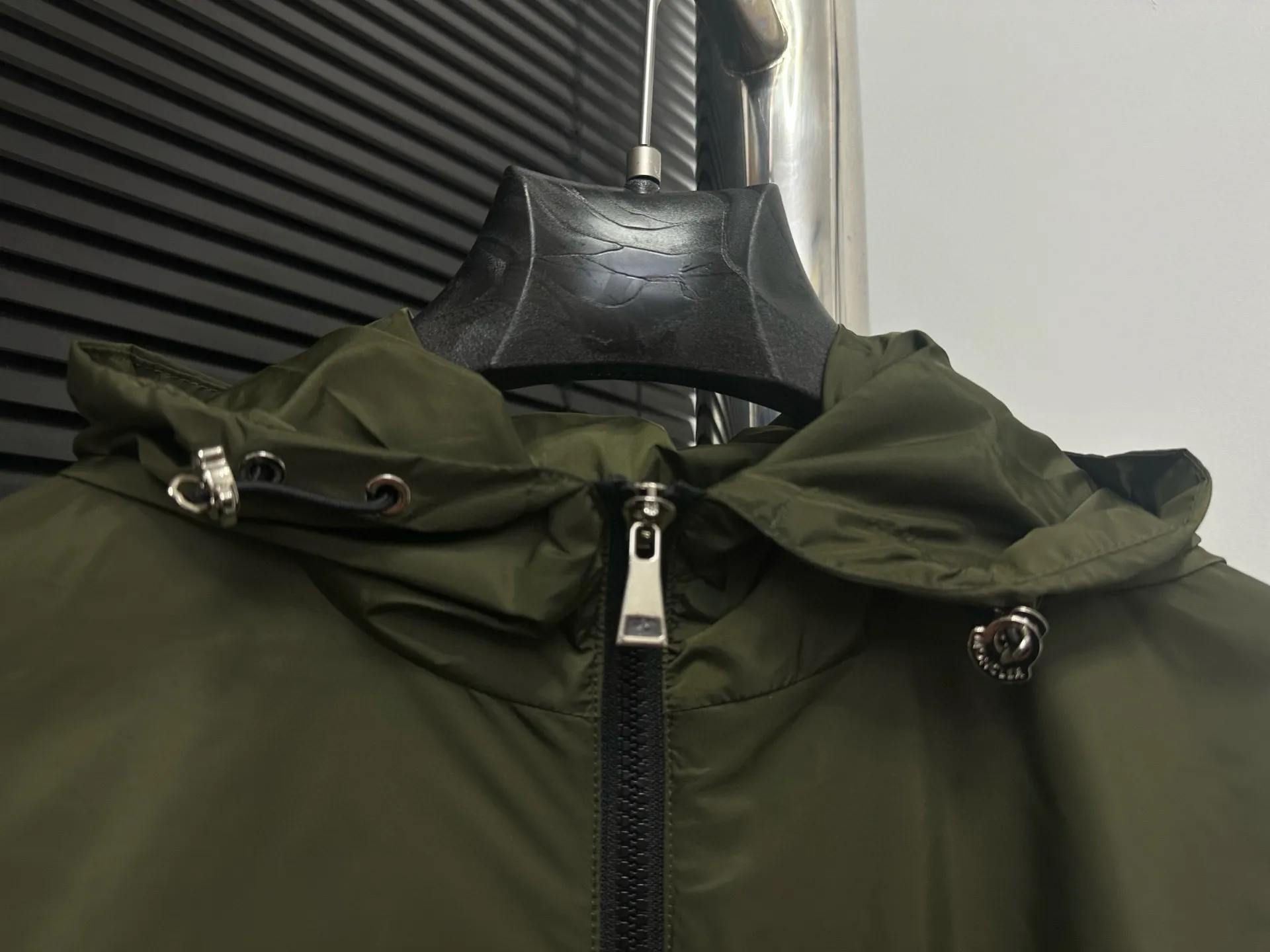 P520 [Moncler] New Moncler Women's Long Hooded Windbreaker Jacket A long windbreaker worthy of you! For those who like casual and established dressing styles, classic models are always the best choice. They do not have too many exaggerated designs and are attractive with a completely practical and simple style. Consumers who want a clean and simple casual style should not miss it!!! Who wears whose windbreaker looks better? Color: dark green Size: 0-1-2