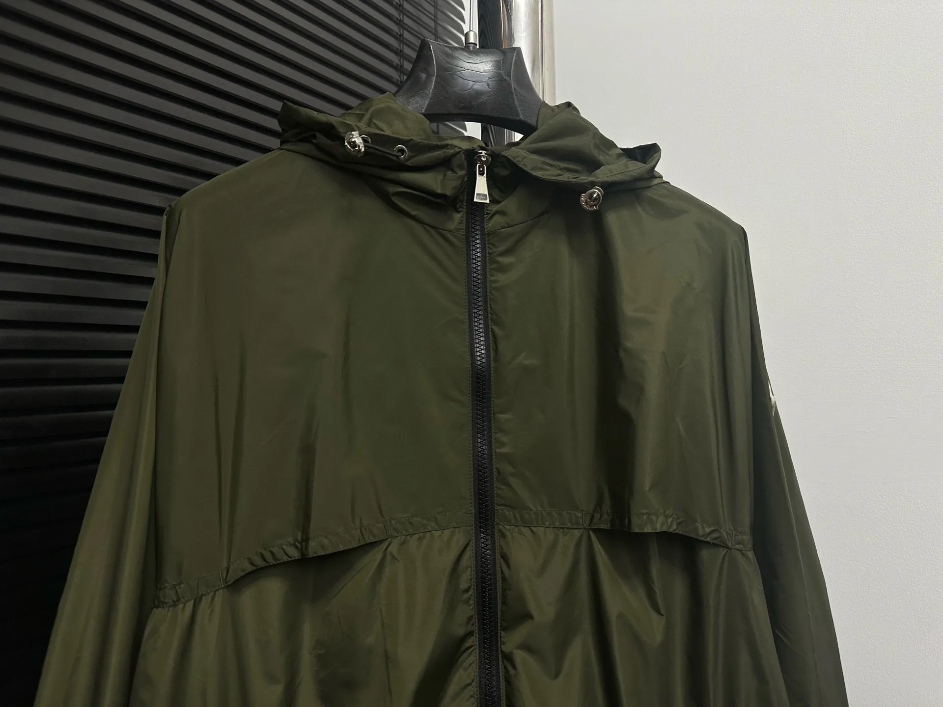 P520 [Moncler] New Moncler Women's Long Hooded Windbreaker Jacket A long windbreaker worthy of you! For those who like casual and established dressing styles, classic models are always the best choice. They do not have too many exaggerated designs and are attractive with a completely practical and simple style. Consumers who want a clean and simple casual style should not miss it!!! Who wears whose windbreaker looks better? Color: dark green Size: 0-1-2