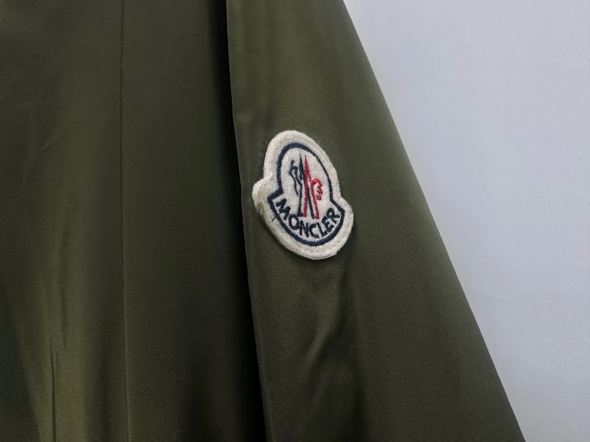 P520 [Moncler] New Moncler Women's Long Hooded Windbreaker Jacket A long windbreaker worthy of you! For those who like casual and established dressing styles, classic models are always the best choice. They do not have too many exaggerated designs and are attractive with a completely practical and simple style. Consumers who want a clean and simple casual style should not miss it!!! Who wears whose windbreaker looks better? Color: dark green Size: 0-1-2