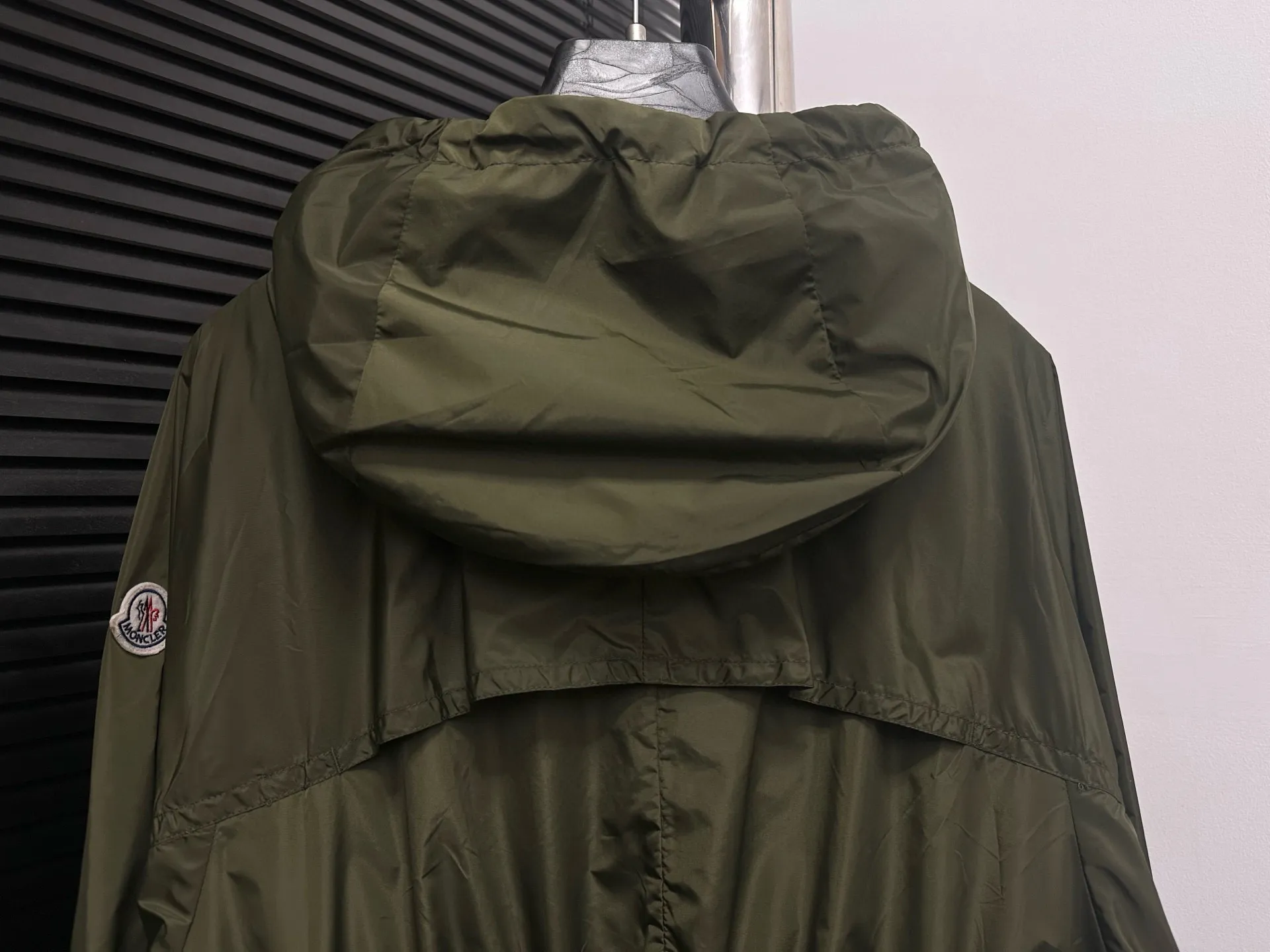 P520 [Moncler] New Moncler Women's Long Hooded Windbreaker Jacket A long windbreaker worthy of you! For those who like casual and established dressing styles, classic models are always the best choice. They do not have too many exaggerated designs and are attractive with a completely practical and simple style. Consumers who want a clean and simple casual style should not miss it!!! Who wears whose windbreaker looks better? Color: dark green Size: 0-1-2