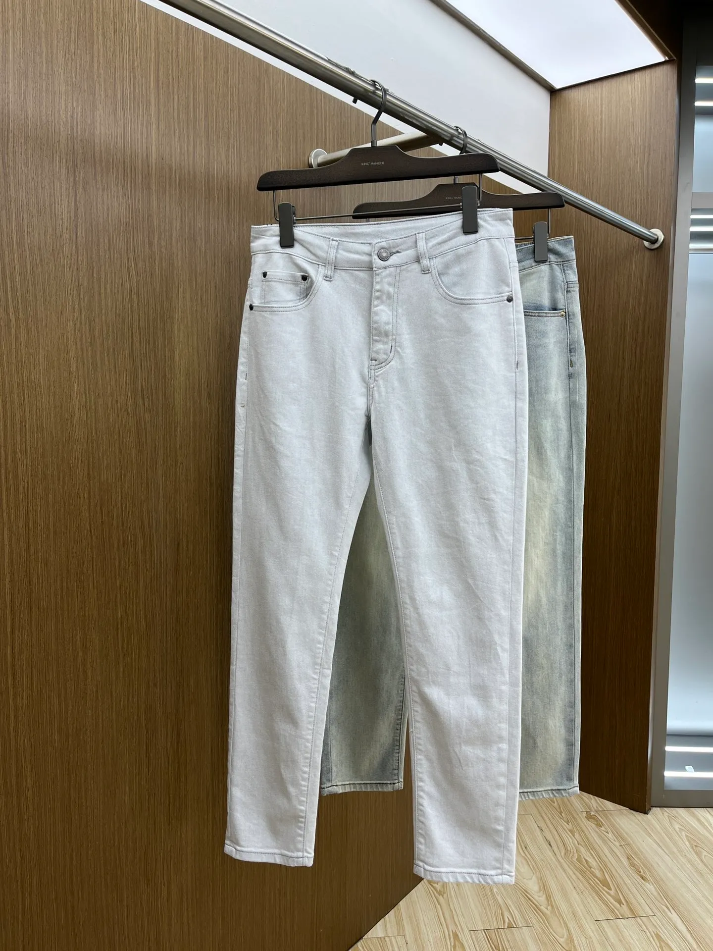 P240 Moncler 25ss🔥New light-colored denim trousers. The best original jeans in the physical store, suitable for all ages. Comfortable, soft and skin-friendly, the upper body effect is super fashionable and versatile, upright and stylish, a wardrobe must-have! Perfect for any occasion. Size: 28-38 (no 35.37)