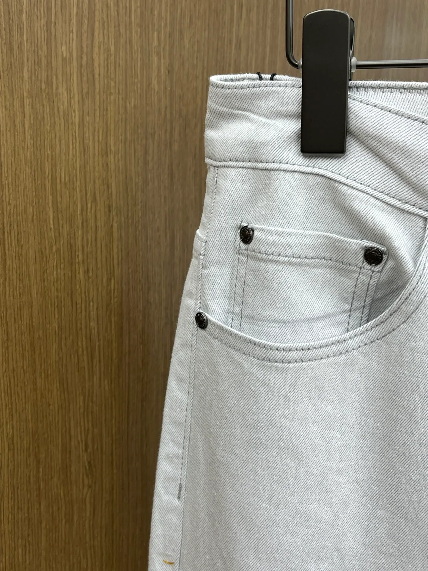 P240 Moncler 25ss🔥New light-colored denim trousers. The best original jeans in the physical store, suitable for all ages. Comfortable, soft and skin-friendly, the upper body effect is super fashionable and versatile, upright and stylish, a wardrobe must-have! Perfect for any occasion. Size: 28-38 (no 35.37)