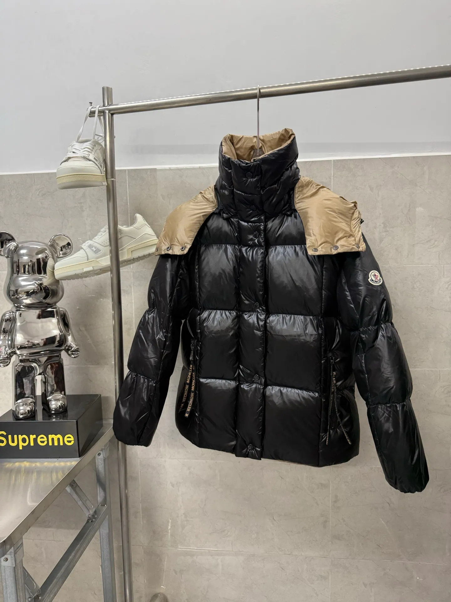 P780 Moncler women's bakery down jacket rana down jacket is inspired by the ninaro sandwich style of the 1980s, reinterpreted with unique style and practicality. Made of shiny patented nylon fabric, the bright color contrast between the inner and outer layers highlights the luxurious texture. National standard 98 pure white duck down, 100% of the highest quality on the market, overseas purchase version, never fake goose down and other misleading! 15D nylon lon fabric lining is of the highest standard, never velvet! Original accessories and hardware. This style can be said to be a must-have for women in the past two years. The silhouette design is super tonal, and it is a popular bread jacket. The hood is removable and the upper body is super comfortable. It is classic and easy to wear. It is a must-have. Size: 12345