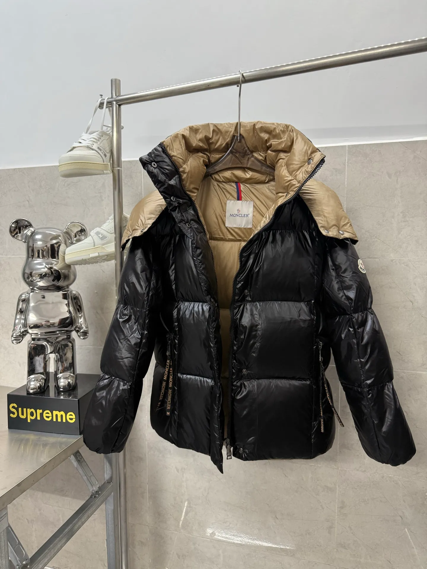 P780 Moncler women's bakery down jacket rana down jacket is inspired by the ninaro sandwich style of the 1980s, reinterpreted with unique style and practicality. Made of shiny patented nylon fabric, the bright color contrast between the inner and outer layers highlights the luxurious texture. National standard 98 pure white duck down, 100% of the highest quality on the market, overseas purchase version, never fake goose down and other misleading! 15D nylon lon fabric lining is of the highest standard, never velvet! Original accessories and hardware. This style can be said to be a must-have for women in the past two years. The silhouette design is super tonal, and it is a popular bread jacket. The hood is removable and the upper body is super comfortable. It is classic and easy to wear. It is a must-have. Size: 12345