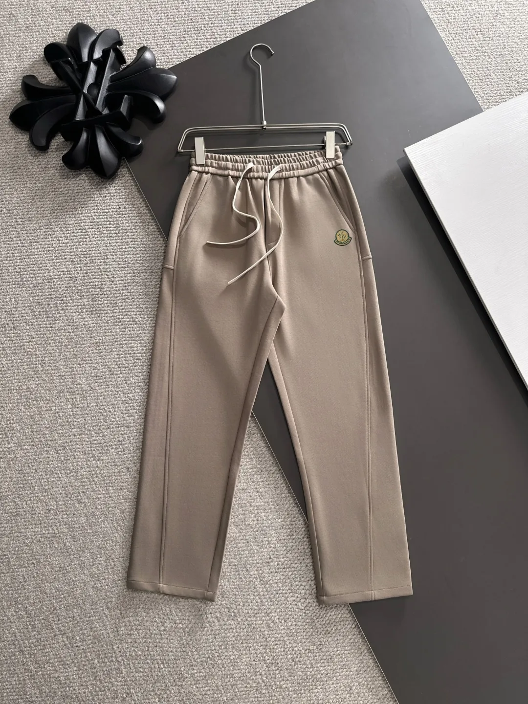Shipped in 2-3 days P360 MONCLER/Mongolian Exclusive first release of 25ss autumn and winter new high-quality trousers Compare real-life details at will A perfect choice for autumn and winter. A must-have item. Sizes: M to 4XL (please state your height and weight when placing an order)