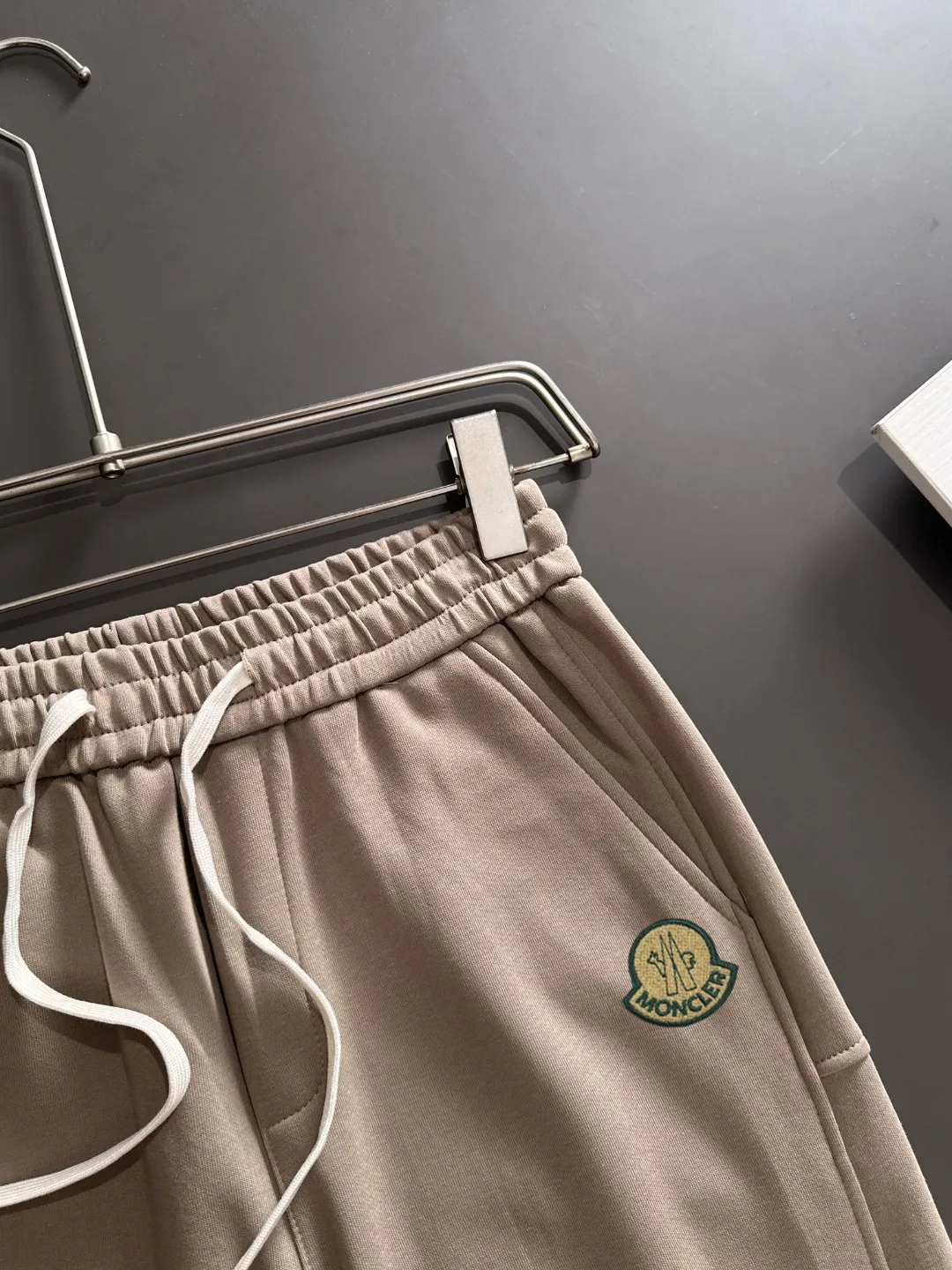 Shipped in 2-3 days P360 MONCLER/Mongolian Exclusive first release of 25ss autumn and winter new high-quality trousers Compare real-life details at will A perfect choice for autumn and winter. A must-have item. Sizes: M to 4XL (please state your height and weight when placing an order)