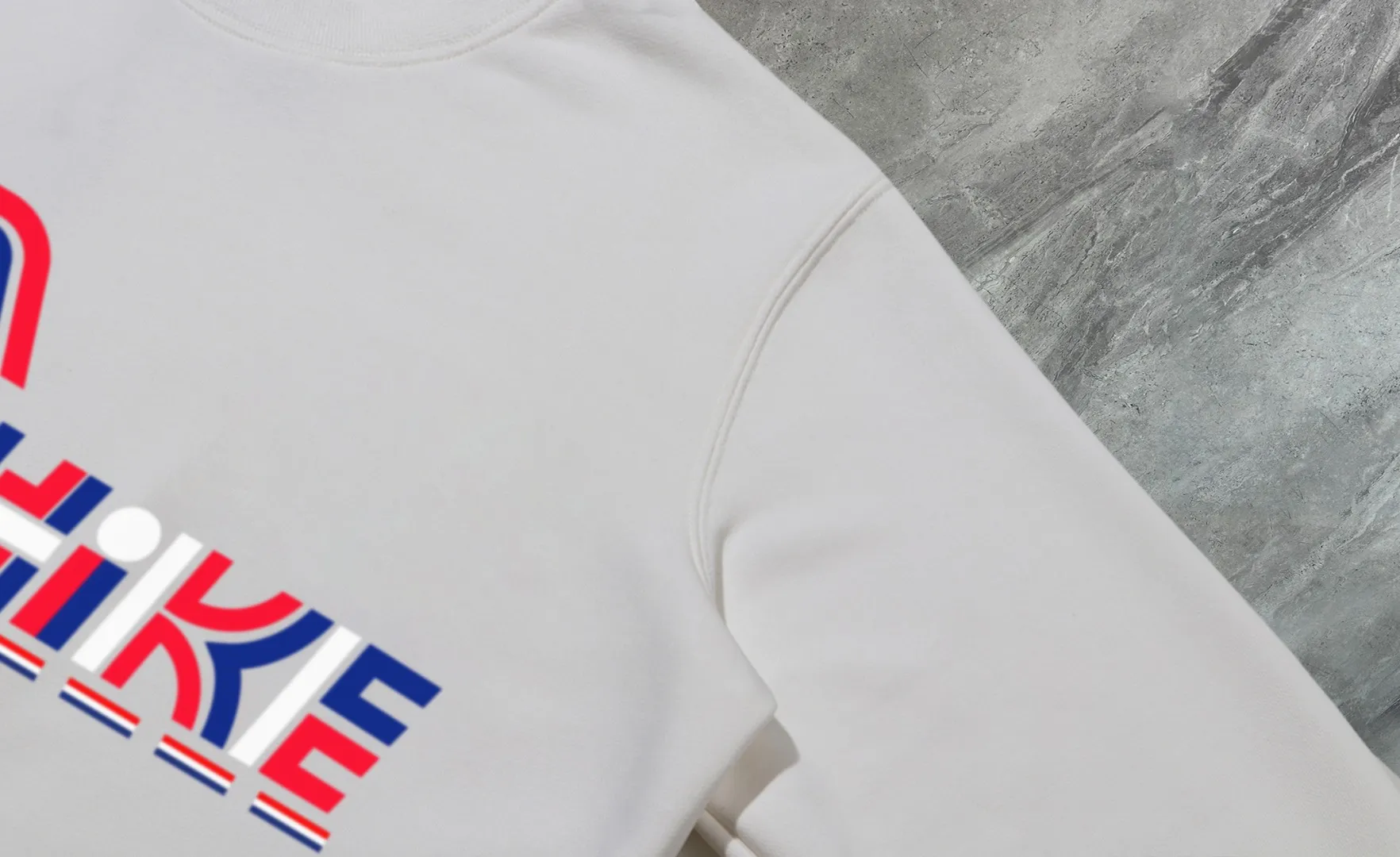 P210 High-version sweatshirt) [Long-term stock] 〖𝐌𝐎𝐍𝐂𝐋𝐄𝐑~Mask〗 Made of 440g heavy-weight fabric. It is different from the market currency. It can be matched with any variety and is properly handsome. 😎The whole dress is made of double waistcoats. The double waistcoats make the whole dress more three-dimensional. Not ordinary factories can do such fine work. 2025 Spring runway version of the T stage, on sale at the counter, round neck terry sweatshirt, high-end double-strand pure cotton, custom-made stretch ribs, dyed in the same vat, complete with three standards, matched with exquisite embroidered LOGO on the chest, simple and advanced, same style for men and women. Color: black, apricot, white, size: S M L XL 2XL