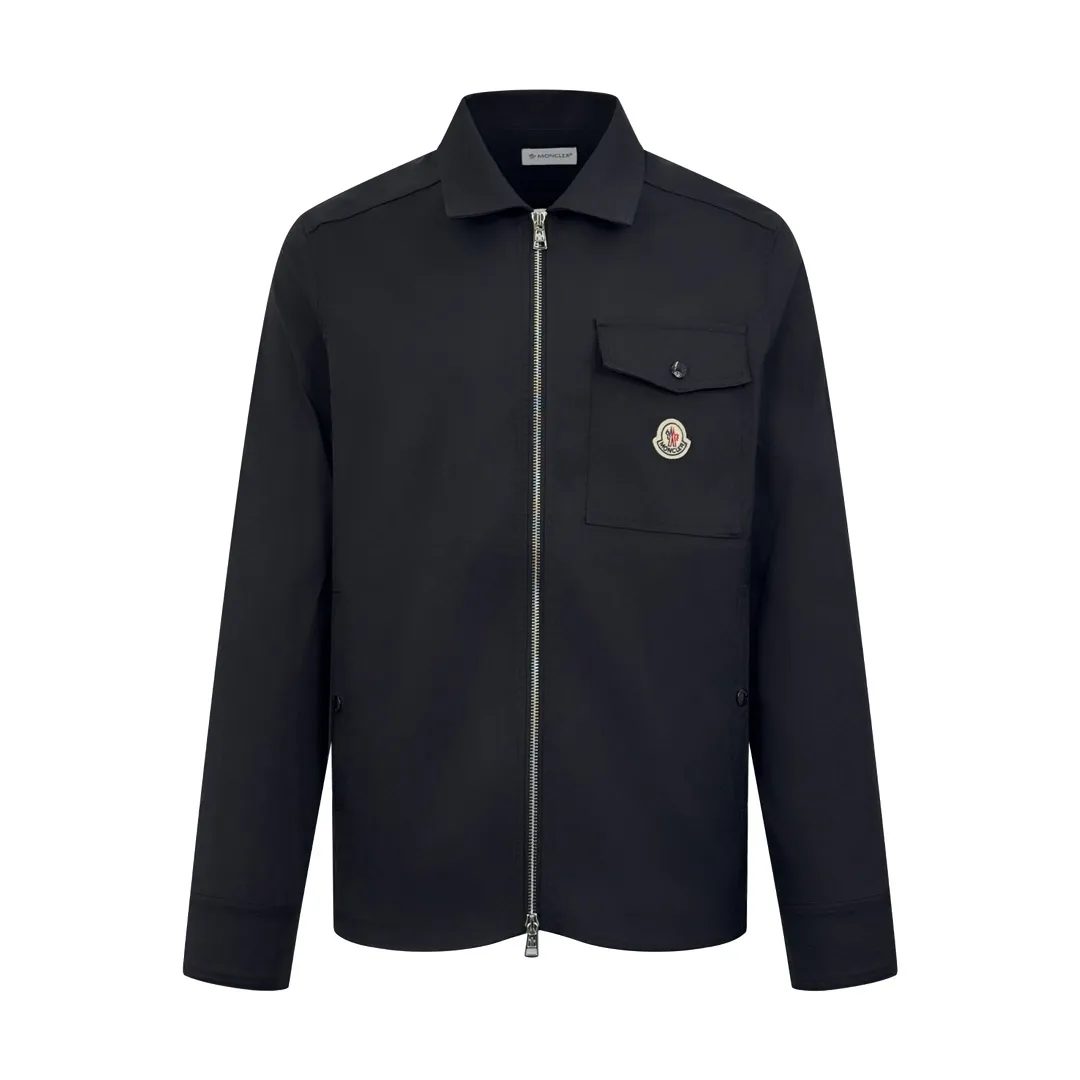 P460 Moncler logo zipper shirt jacket. Customized high-quality cotton hidden pattern gabardine. Full of texture. Comfortable and close to the skin. With pure black as the base color, calm and restrained and full of power. The iconic Moncler logo embroidered logo is embellished on it to increase brand recognition. Simple and smooth lines. The zipper opening and closing also follows the principle of minimalism. Use simplicity as the pen and texture as the ink. Use the simplest elements to outline the most moving fashion picture. Process 1: Imported special machine infrared is used to locate the "Moncler logo embroidery", the position is more precise and firm. Process 2: Template machine to open the bag. The preset template guides the position, shape and size of the bag. The accuracy ensures the quality of the bag opening. Process 3: The fabrics are washed and have a better hand feel. Not easy to deform, not easy to shrink, not easy to fade, and maintain long-term beauty. Accessories: Customized 1:1 Moncler embroidered logo Customized 1:1 Moncler snap button Customized 1:1 Moncler zipper Customized 1:1 Moncler trademark Fit: Loose fit Size: S M L XL Style number: 25304