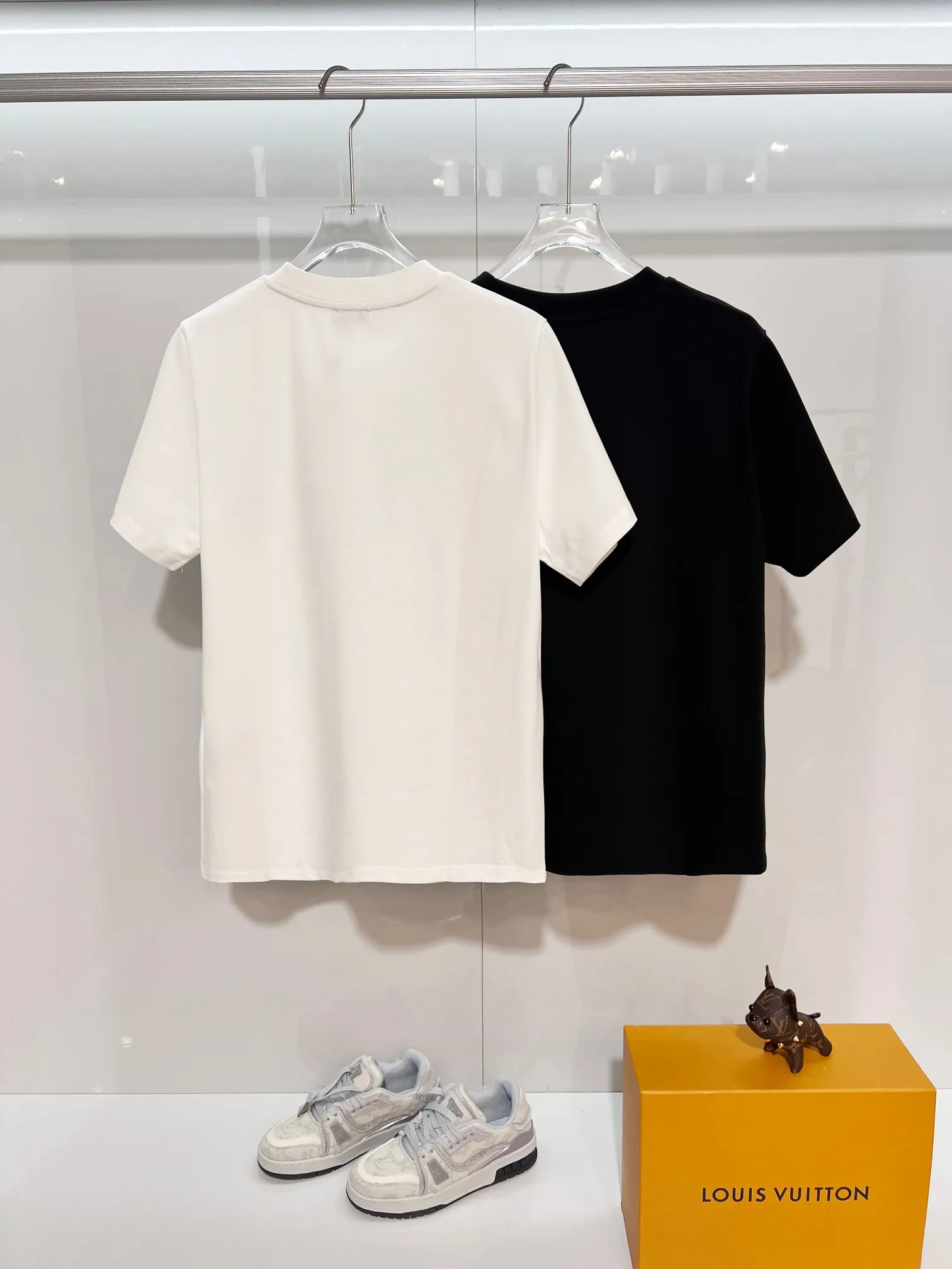 P150 MONCLER/Muzzled 300g pure cotton round neck short-sleeved T-shirt. Brand classic. Color-blocking graffiti letters LOGO embossing process. 2025ss official synchronization. High version. High quality. Fashionable personality. Versatile trend. Pure original quality. Original fabric. Tag. Collar label. Washed wheat. Complete three standards. Color: Black. White. Size: S M L XL XXL