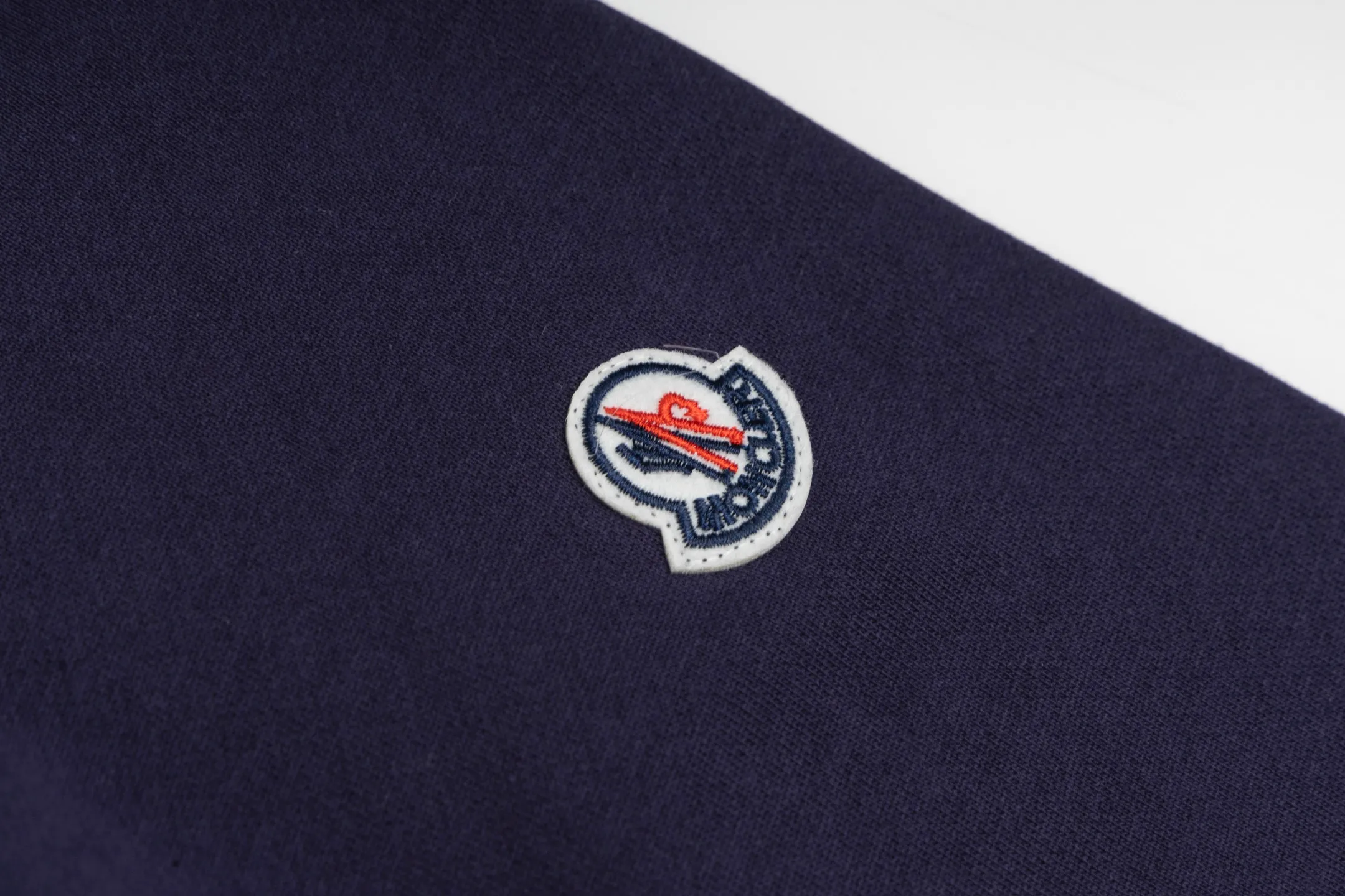 P230 model number B38 round neck sweatshirt with masked flocking and foaming letters and small labels. MONCLER counter consistent sweatshirt. The fabric is made of 420g double-stranded double yarn terry in the same cylinder. 2×2 pure cotton high-elastic fine thread does not deform. Imported machine flocking and foaming printing technology➕classic small label. Internet celebrity popular model, versatile OS version, can be worn up to about 180 catties. Factory assembly line work, imported machine double-line press technology, three complete standards, customized accessories Alignment, same style for men and women colour: black navy size: S M L XL Manual measurement error of about 1-3cm is normal