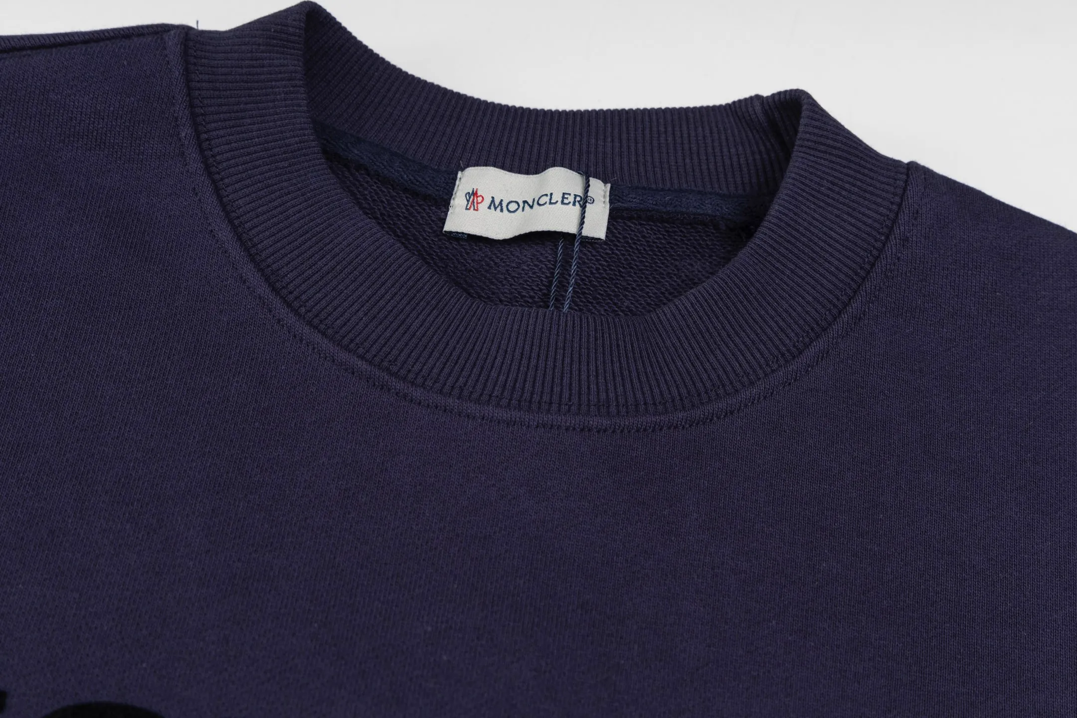 P230 model number B38 round neck sweatshirt with masked flocking and foaming letters and small labels. MONCLER counter consistent sweatshirt. The fabric is made of 420g double-stranded double yarn terry in the same cylinder. 2×2 pure cotton high-elastic fine thread does not deform. Imported machine flocking and foaming printing technology➕classic small label. Internet celebrity popular model, versatile OS version, can be worn up to about 180 catties. Factory assembly line work, imported machine double-line press technology, three complete standards, customized accessories Alignment, same style for men and women colour: black navy size: S M L XL Manual measurement error of about 1-3cm is normal