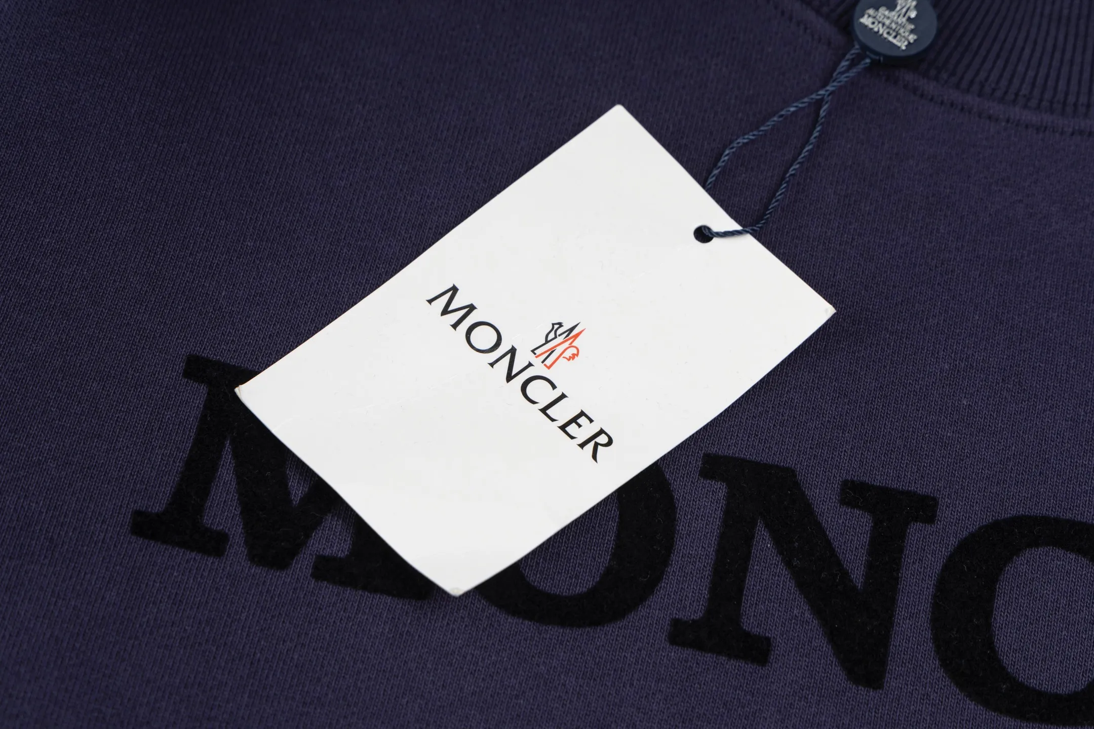 P230 model number B38 round neck sweatshirt with masked flocking and foaming letters and small labels. MONCLER counter consistent sweatshirt. The fabric is made of 420g double-stranded double yarn terry in the same cylinder. 2×2 pure cotton high-elastic fine thread does not deform. Imported machine flocking and foaming printing technology➕classic small label. Internet celebrity popular model, versatile OS version, can be worn up to about 180 catties. Factory assembly line work, imported machine double-line press technology, three complete standards, customized accessories Alignment, same style for men and women colour: black navy size: S M L XL Manual measurement error of about 1-3cm is normal