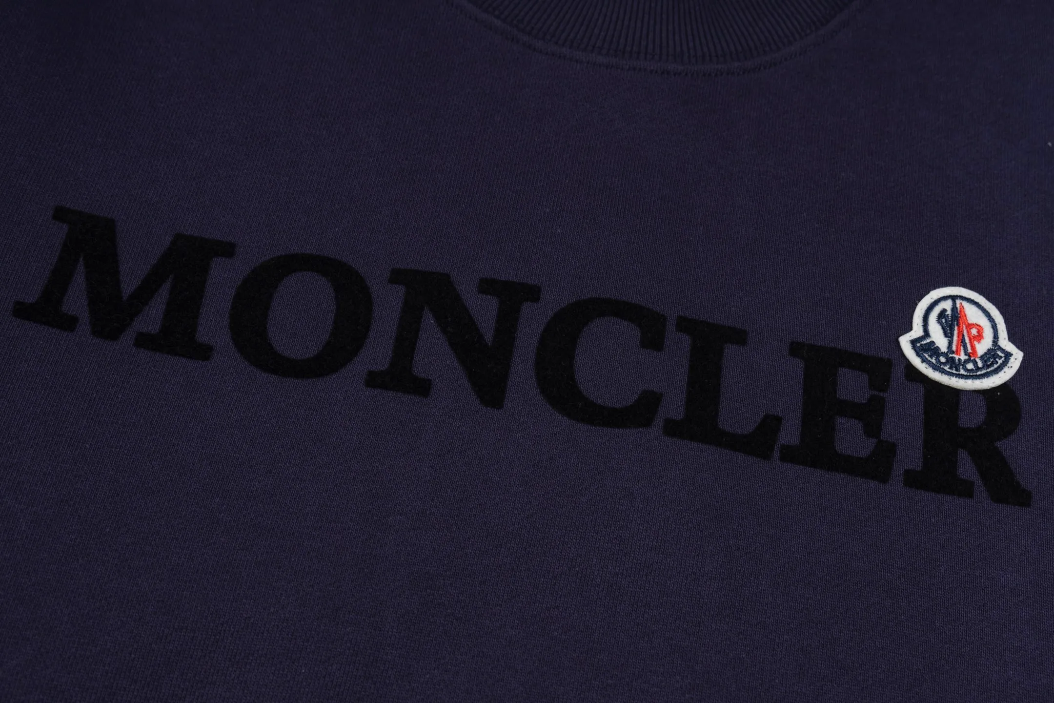 P230 model number B38 round neck sweatshirt with masked flocking and foaming letters and small labels. MONCLER counter consistent sweatshirt. The fabric is made of 420g double-stranded double yarn terry in the same cylinder. 2×2 pure cotton high-elastic fine thread does not deform. Imported machine flocking and foaming printing technology➕classic small label. Internet celebrity popular model, versatile OS version, can be worn up to about 180 catties. Factory assembly line work, imported machine double-line press technology, three complete standards, customized accessories Alignment, same style for men and women colour: black navy size: S M L XL Manual measurement error of about 1-3cm is normal