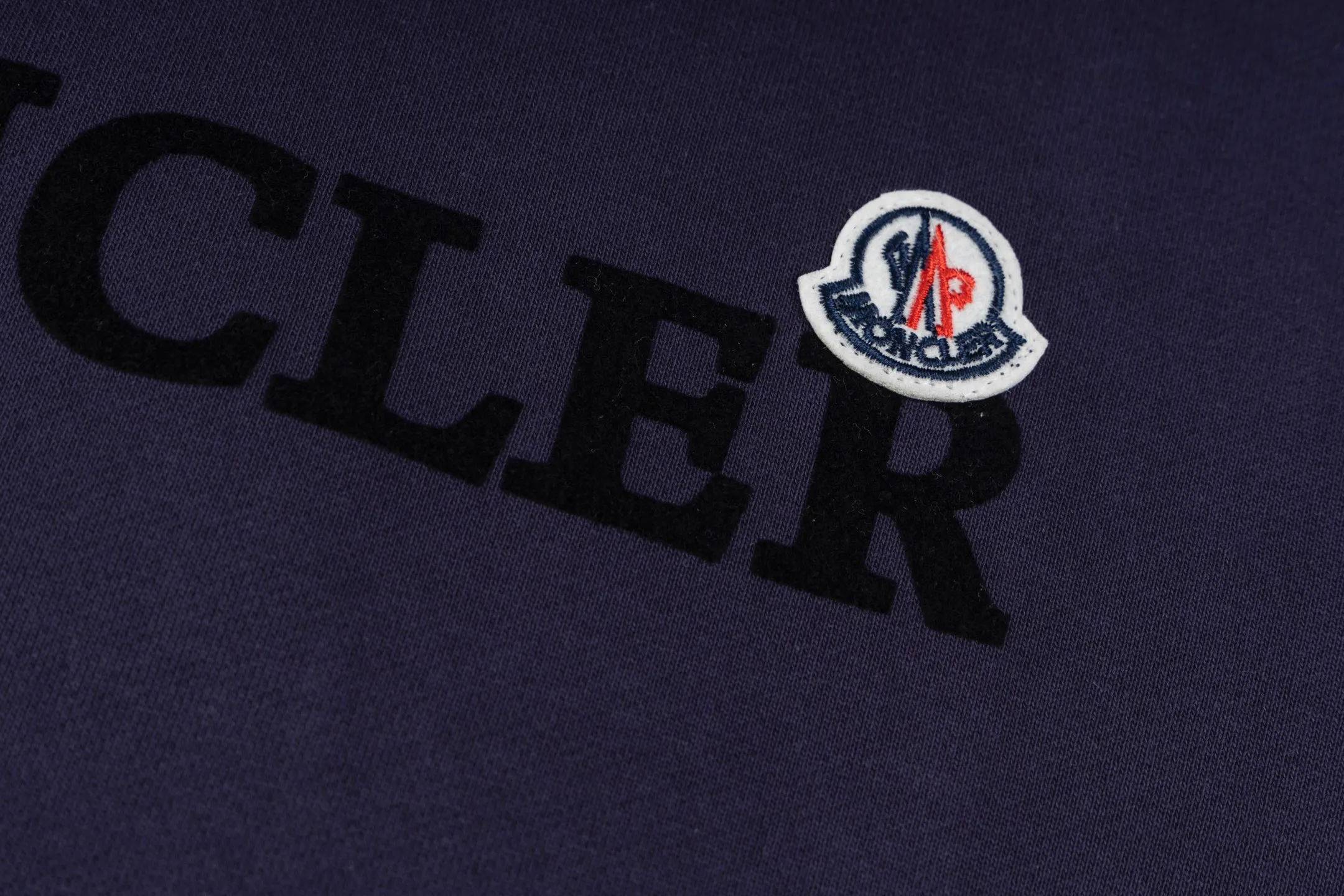 P230 model number B38 round neck sweatshirt with masked flocking and foaming letters and small labels. MONCLER counter consistent sweatshirt. The fabric is made of 420g double-stranded double yarn terry in the same cylinder. 2×2 pure cotton high-elastic fine thread does not deform. Imported machine flocking and foaming printing technology➕classic small label. Internet celebrity popular model, versatile OS version, can be worn up to about 180 catties. Factory assembly line work, imported machine double-line press technology, three complete standards, customized accessories Alignment, same style for men and women colour: black navy size: S M L XL Manual measurement error of about 1-3cm is normal