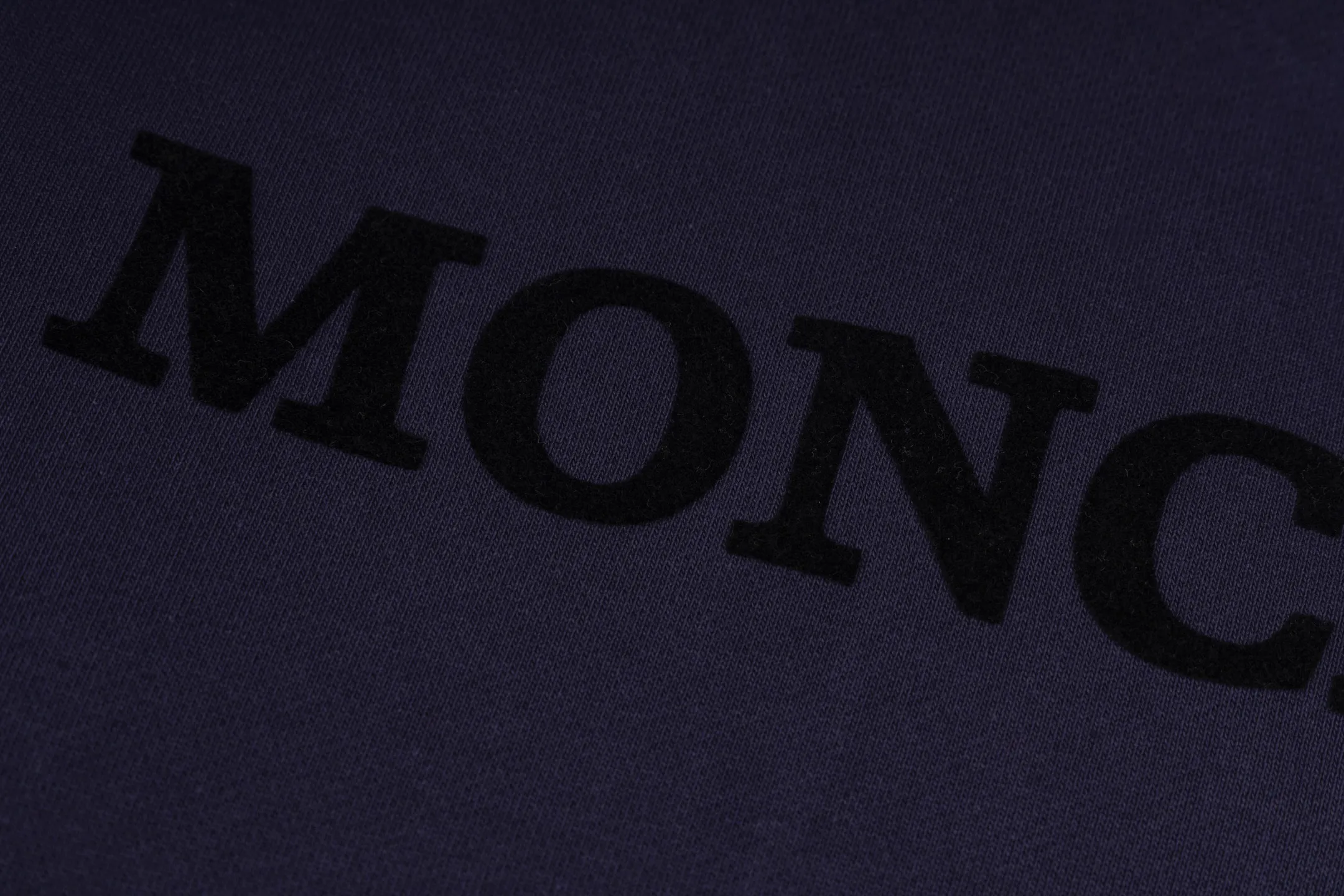 P230 model number B38 round neck sweatshirt with masked flocking and foaming letters and small labels. MONCLER counter consistent sweatshirt. The fabric is made of 420g double-stranded double yarn terry in the same cylinder. 2×2 pure cotton high-elastic fine thread does not deform. Imported machine flocking and foaming printing technology➕classic small label. Internet celebrity popular model, versatile OS version, can be worn up to about 180 catties. Factory assembly line work, imported machine double-line press technology, three complete standards, customized accessories Alignment, same style for men and women colour: black navy size: S M L XL Manual measurement error of about 1-3cm is normal
