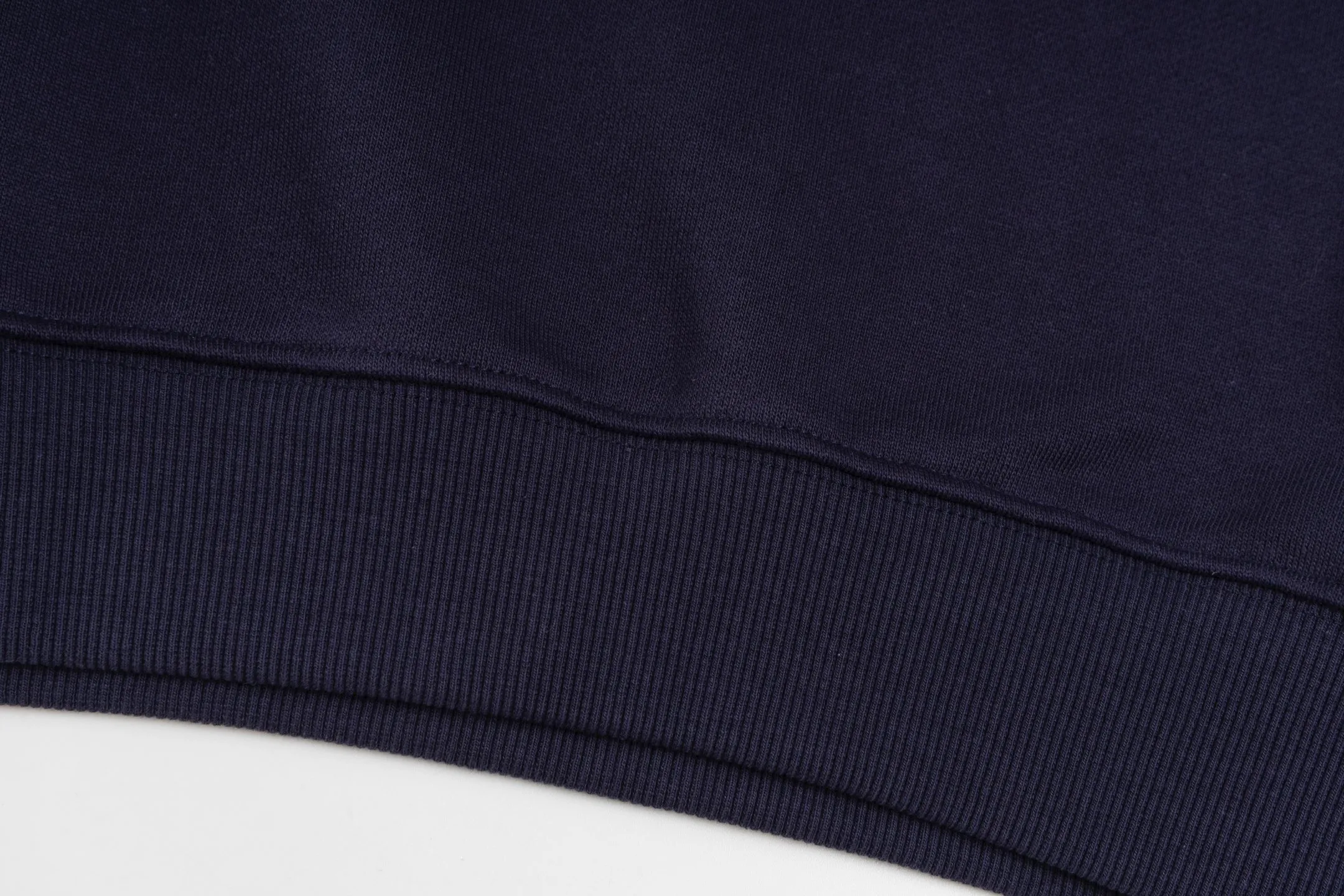 P230 model number B38 round neck sweatshirt with masked flocking and foaming letters and small labels. MONCLER counter consistent sweatshirt. The fabric is made of 420g double-stranded double yarn terry in the same cylinder. 2×2 pure cotton high-elastic fine thread does not deform. Imported machine flocking and foaming printing technology➕classic small label. Internet celebrity popular model, versatile OS version, can be worn up to about 180 catties. Factory assembly line work, imported machine double-line press technology, three complete standards, customized accessories Alignment, same style for men and women colour: black navy size: S M L XL Manual measurement error of about 1-3cm is normal