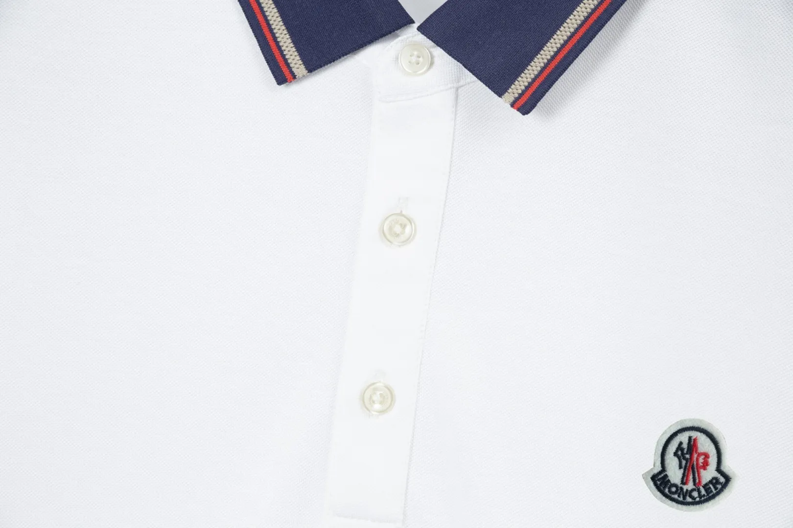 P200 (complete with three standards) - MONCLER Meng Mouth counters are launching new logo embroidered lapel POLO shirts at the same time - Made from the original ZP consistent customized Solona double pique fabric, threads are dyed in the same vat with zero color difference, exclusive quality difference currency, welcome to compare - Color: white black - Code number: M L XL XXL XXXL