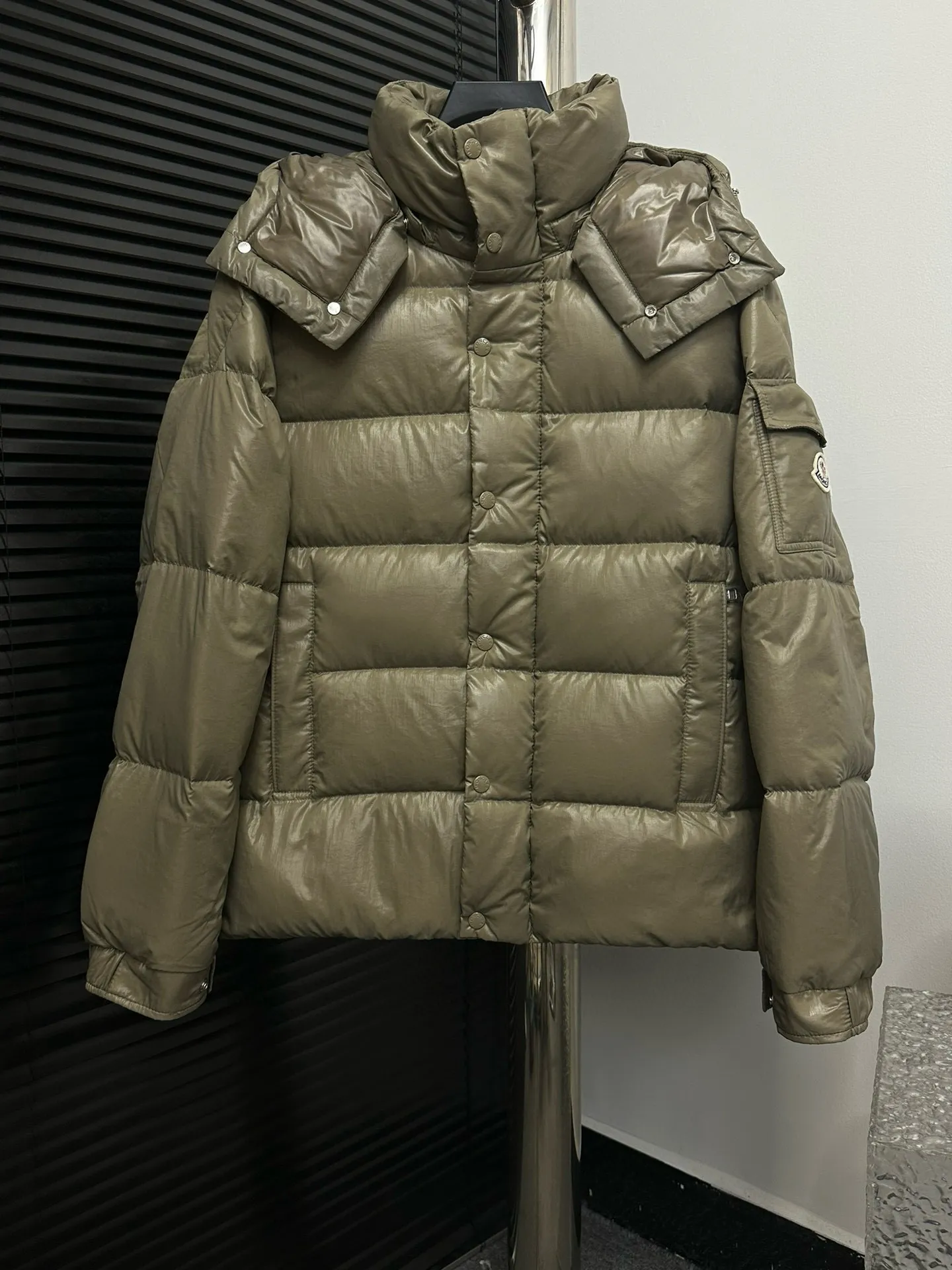 P720 [𝗠𝗼𝗻𝗰𝗲𝗿] Meng Mouth 23FW Meng Mouth Maya Maya 70th Anniversary Limited Down Jacket, same style for men and women! Moncler Maya's classic shiny small label down jacket, the pockets on the cuffs are perfectly combined with the 70-week wool felt small label, and the hood is detachable. The fabric is customized and is consistent with the original. The lacquered shiny fabric is the same as the original. The windproof and waterproof are the same as the original. Customized original accessories, complete with three labels, molded custom logo buttons. Color: Brown Size: 1 2 3 4 5