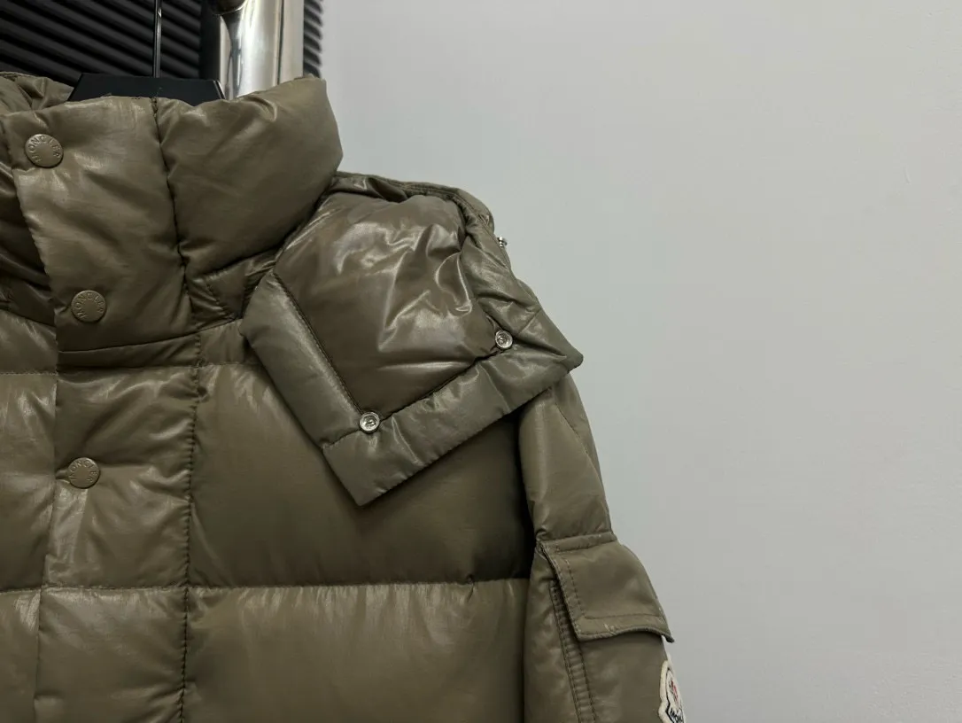 P720 [𝗠𝗼𝗻𝗰𝗲𝗿] Meng Mouth 23FW Meng Mouth Maya Maya 70th Anniversary Limited Down Jacket, same style for men and women! Moncler Maya's classic shiny small label down jacket, the pockets on the cuffs are perfectly combined with the 70-week wool felt small label, and the hood is detachable. The fabric is customized and is consistent with the original. The lacquered shiny fabric is the same as the original. The windproof and waterproof are the same as the original. Customized original accessories, complete with three labels, molded custom logo buttons. Color: Brown Size: 1 2 3 4 5