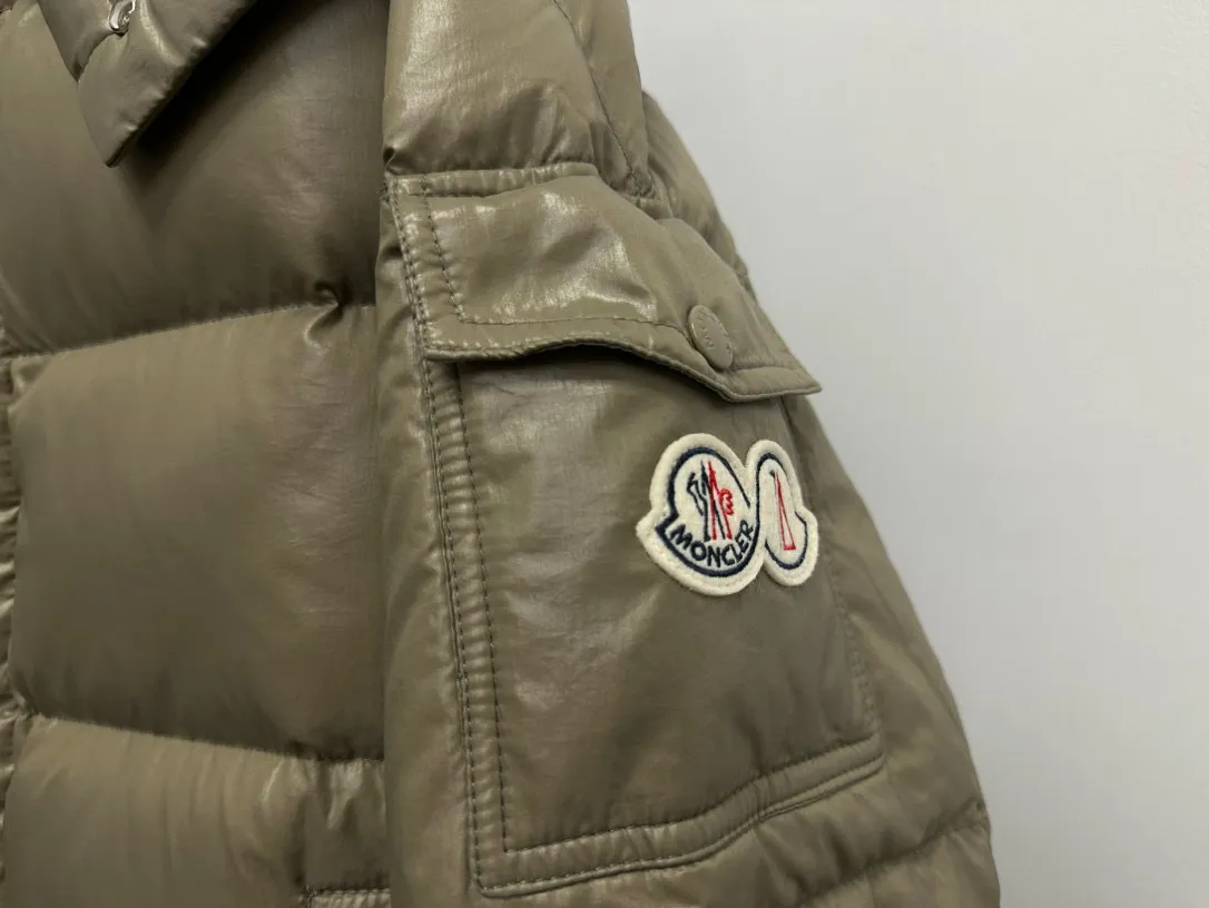 P720 [𝗠𝗼𝗻𝗰𝗲𝗿] Meng Mouth 23FW Meng Mouth Maya Maya 70th Anniversary Limited Down Jacket, same style for men and women! Moncler Maya's classic shiny small label down jacket, the pockets on the cuffs are perfectly combined with the 70-week wool felt small label, and the hood is detachable. The fabric is customized and is consistent with the original. The lacquered shiny fabric is the same as the original. The windproof and waterproof are the same as the original. Customized original accessories, complete with three labels, molded custom logo buttons. Color: Brown Size: 1 2 3 4 5
