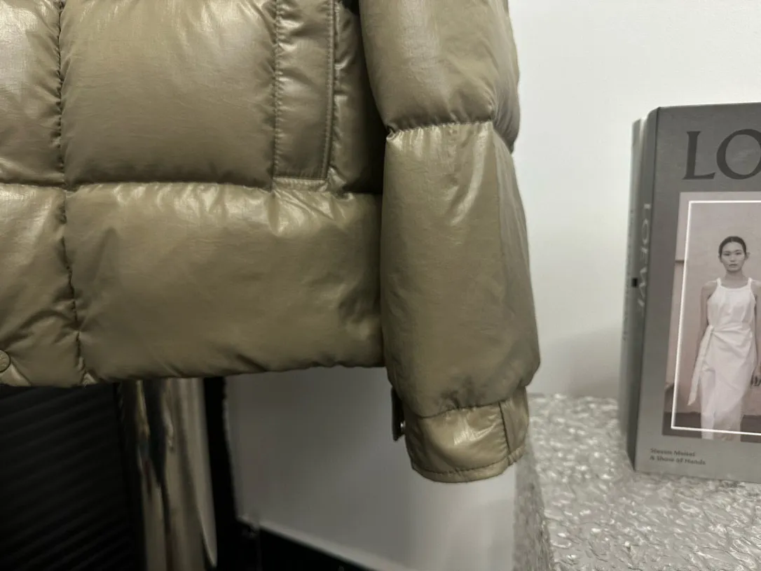 P720 [𝗠𝗼𝗻𝗰𝗲𝗿] Meng Mouth 23FW Meng Mouth Maya Maya 70th Anniversary Limited Down Jacket, same style for men and women! Moncler Maya's classic shiny small label down jacket, the pockets on the cuffs are perfectly combined with the 70-week wool felt small label, and the hood is detachable. The fabric is customized and is consistent with the original. The lacquered shiny fabric is the same as the original. The windproof and waterproof are the same as the original. Customized original accessories, complete with three labels, molded custom logo buttons. Color: Brown Size: 1 2 3 4 5