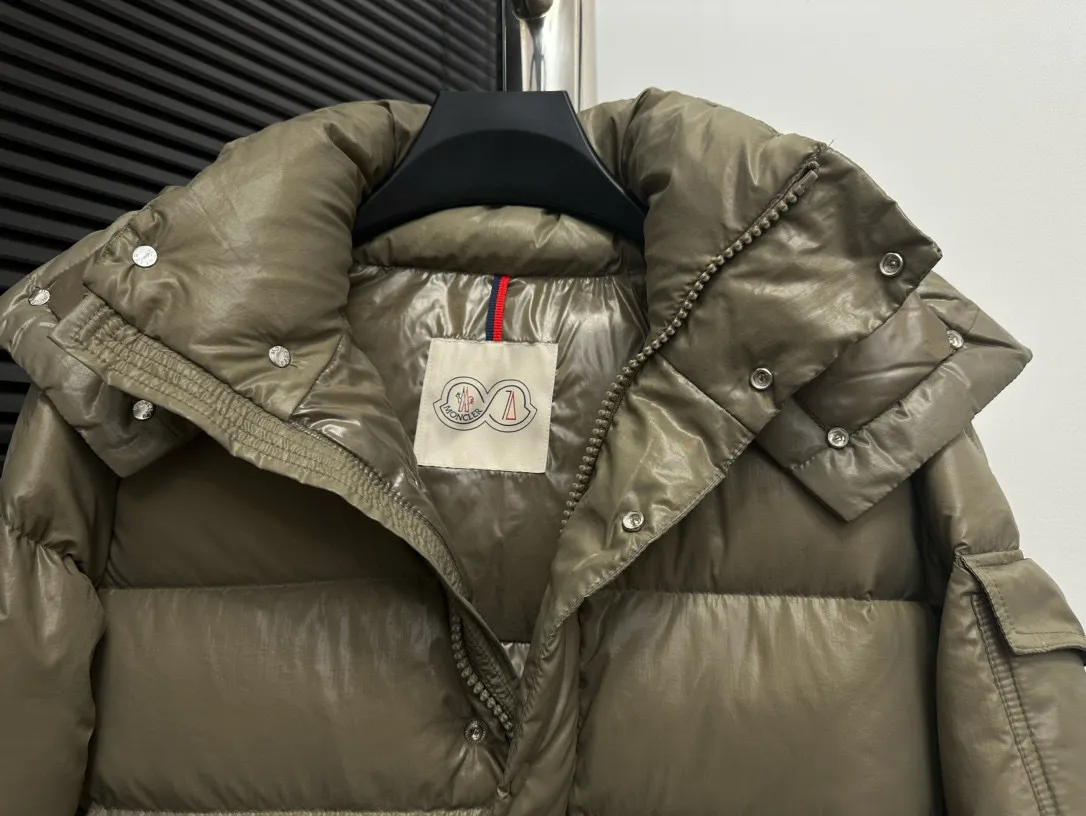 P720 [𝗠𝗼𝗻𝗰𝗲𝗿] Meng Mouth 23FW Meng Mouth Maya Maya 70th Anniversary Limited Down Jacket, same style for men and women! Moncler Maya's classic shiny small label down jacket, the pockets on the cuffs are perfectly combined with the 70-week wool felt small label, and the hood is detachable. The fabric is customized and is consistent with the original. The lacquered shiny fabric is the same as the original. The windproof and waterproof are the same as the original. Customized original accessories, complete with three labels, molded custom logo buttons. Color: Brown Size: 1 2 3 4 5